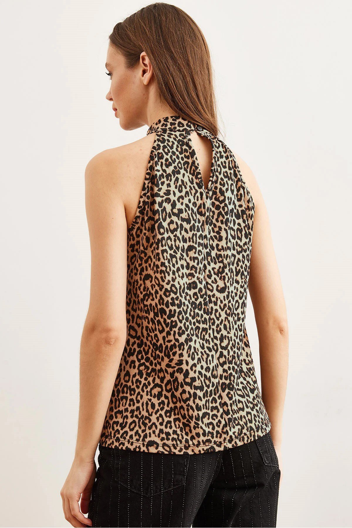 Yaka Düğmeli Halter Yaka Dökümlü Bluz Camel Leopar