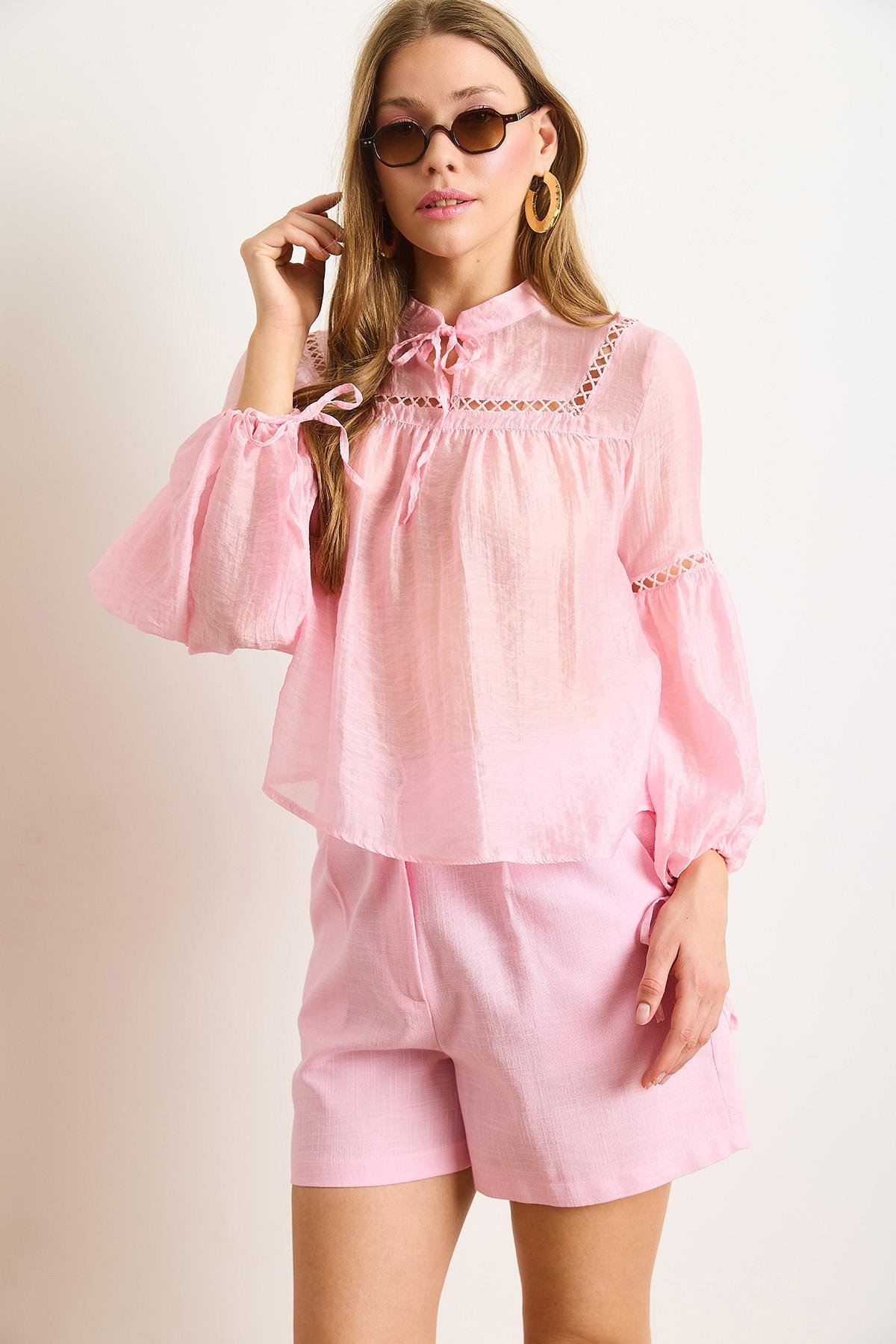 Yakası Bağcıklı Fisto Detaylı Transparan Bluz Pembe