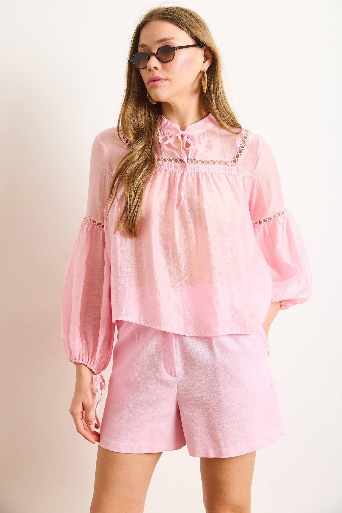 Yakası Bağcıklı Fisto Detaylı Transparan Bluz Pembe