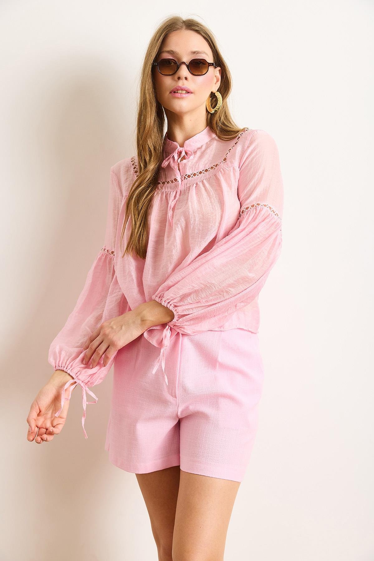 Yakası Bağcıklı Fisto Detaylı Transparan Bluz Pembe