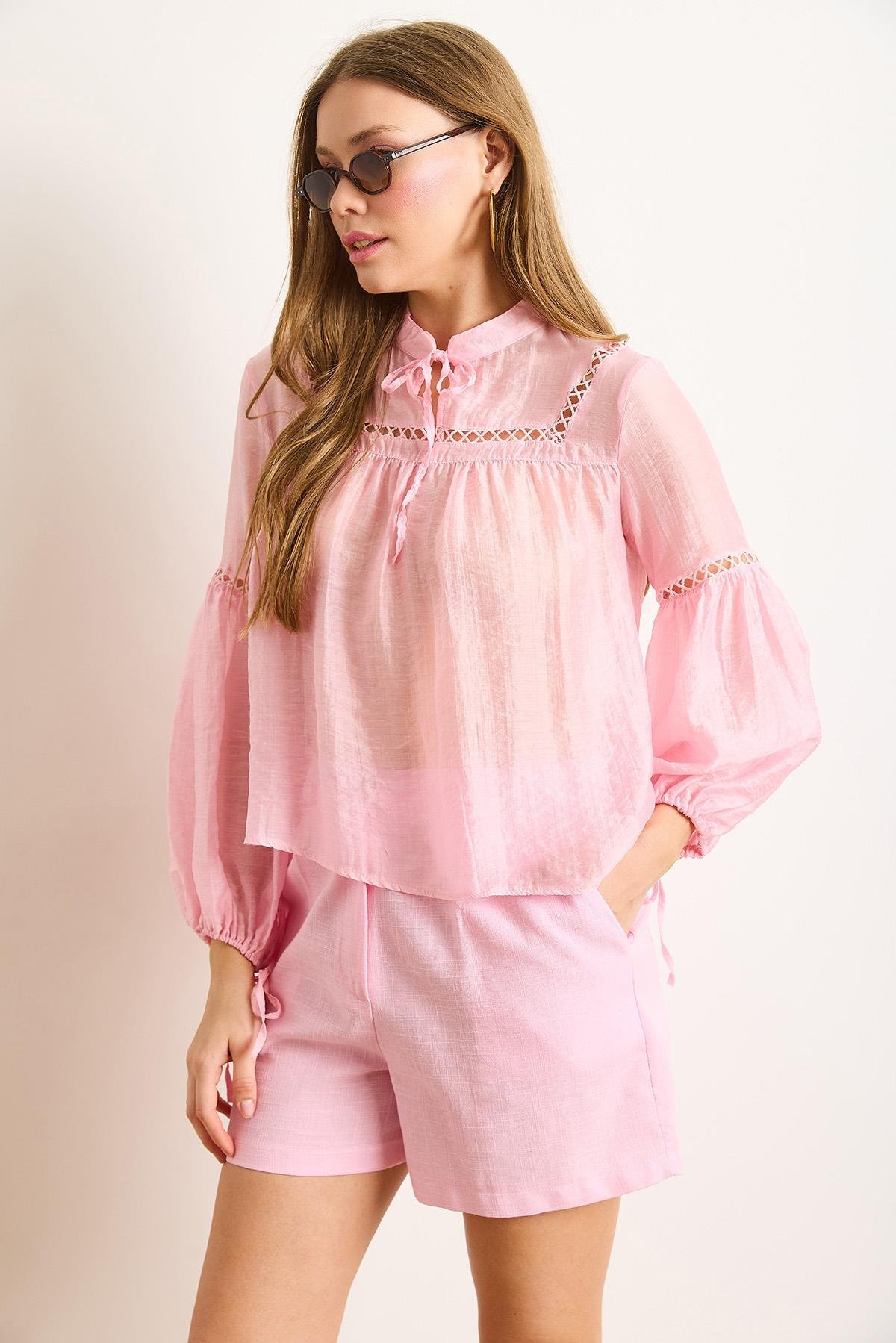 Yakası Bağcıklı Fisto Detaylı Transparan Bluz Pembe