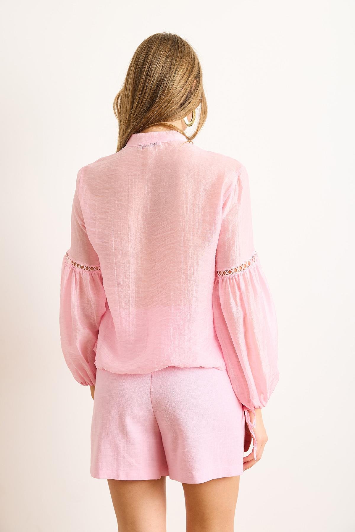 Yakası Bağcıklı Fisto Detaylı Transparan Bluz Pembe
