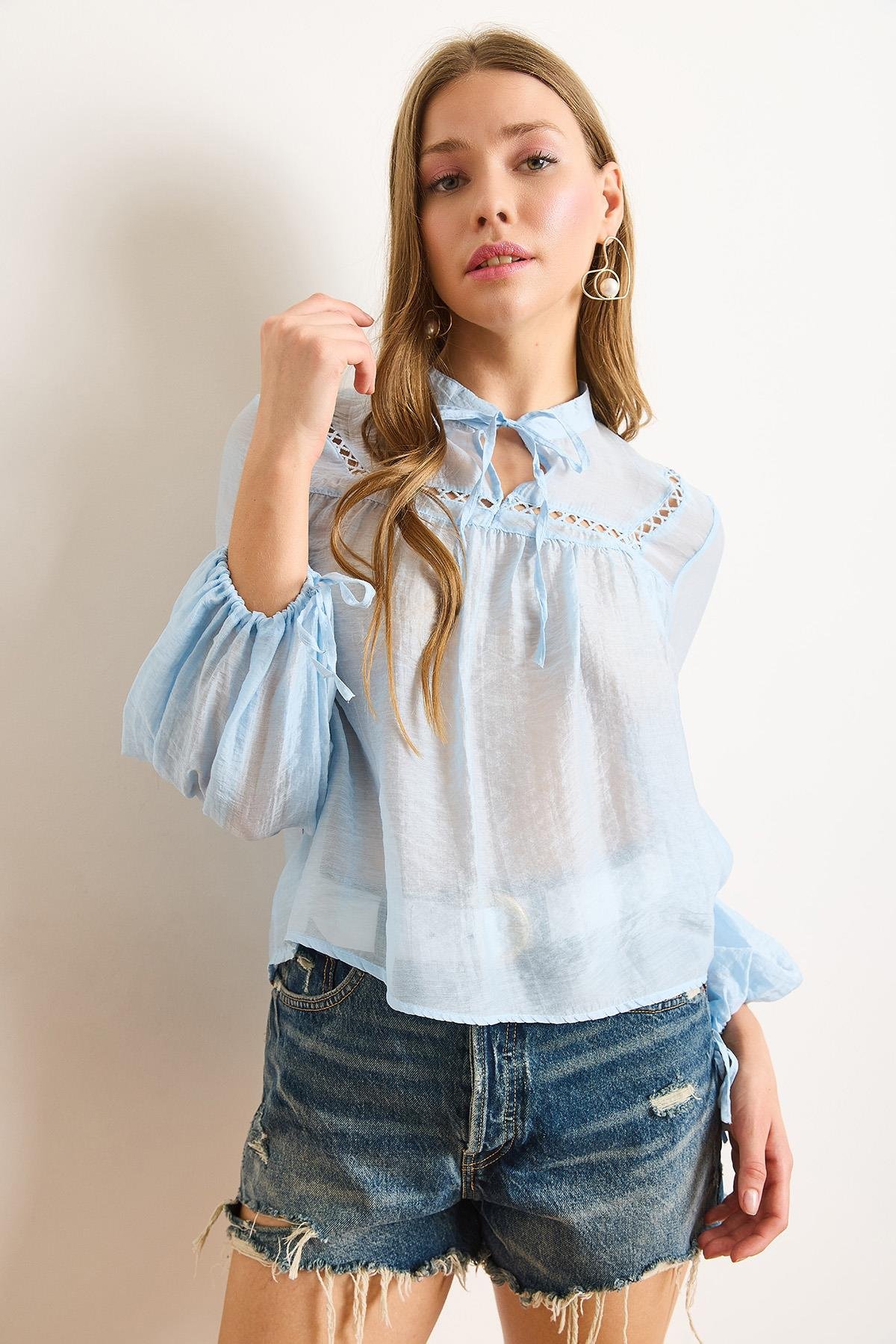 Yakası Bağcıklı Fisto Detaylı Transparan Bluz Bebe Mavi