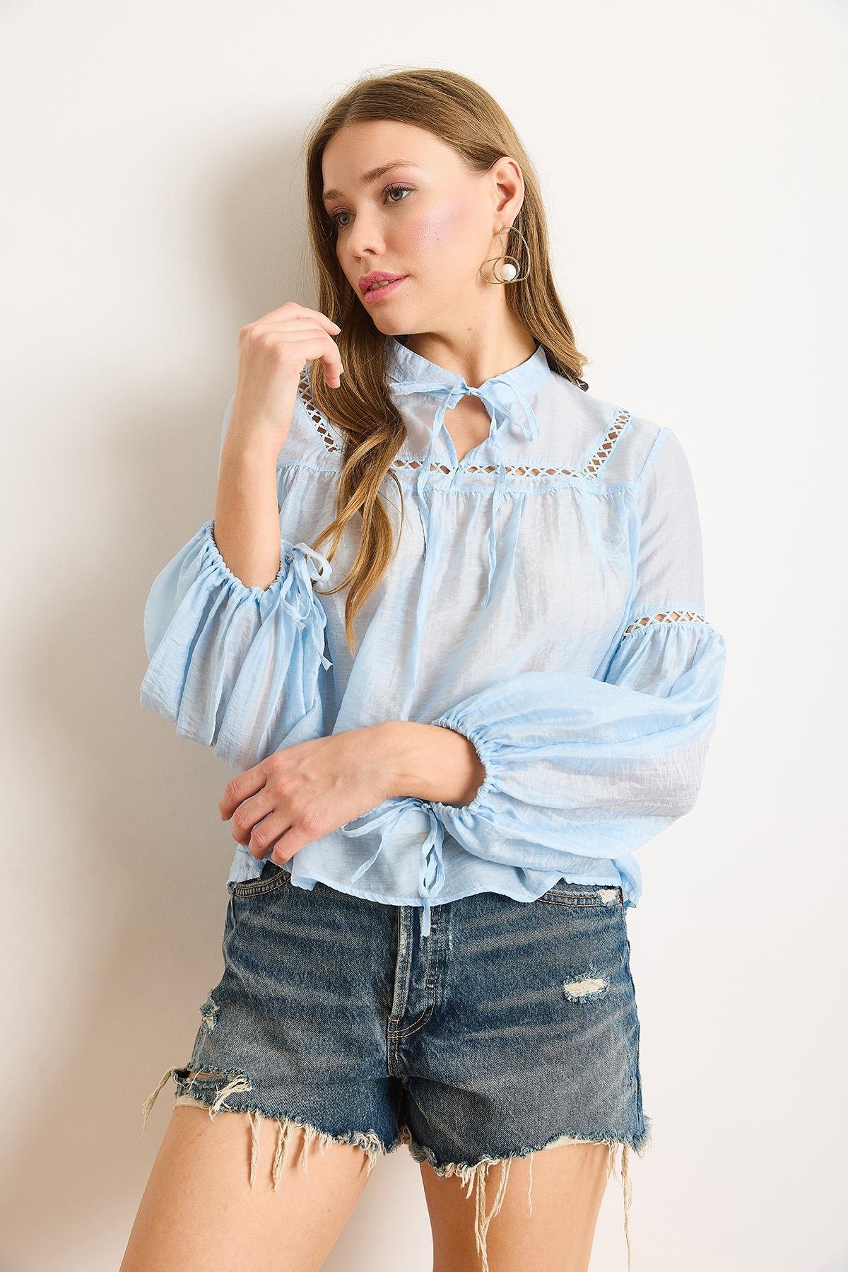 Yakası Bağcıklı Fisto Detaylı Transparan Bluz Bebe Mavi