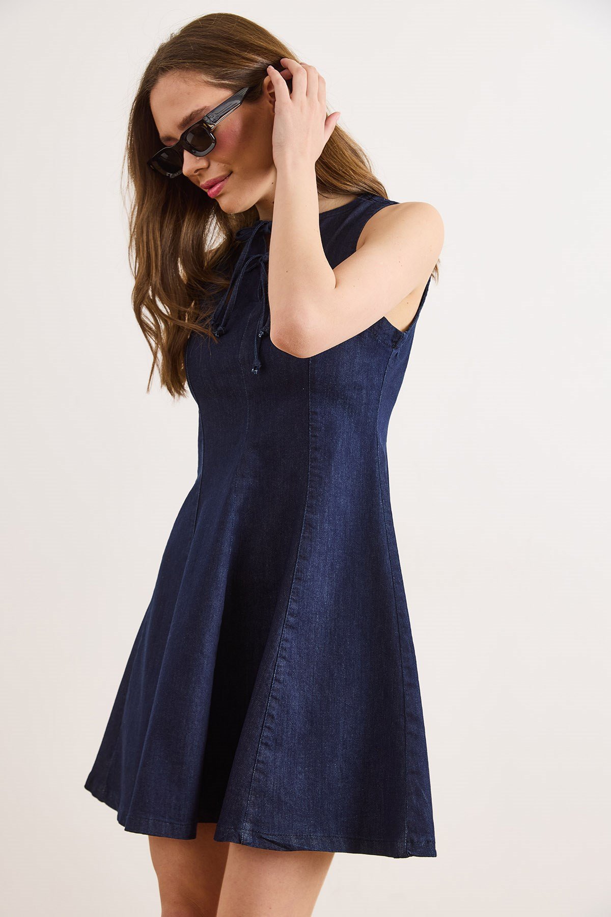 Yakası Bağcıklı Mini Kloş Denim Elbise Lacivert