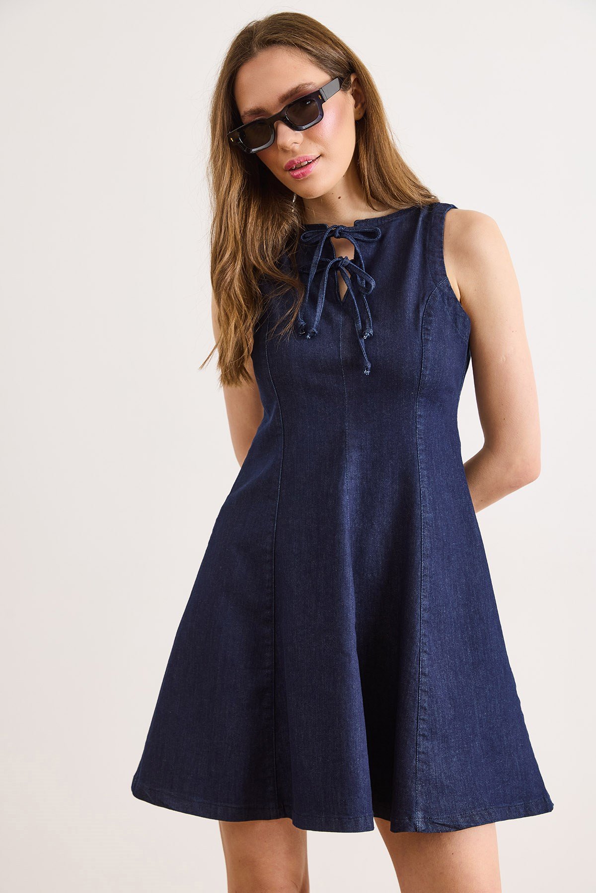 Yakası Bağcıklı Mini Kloş Denim Elbise Lacivert