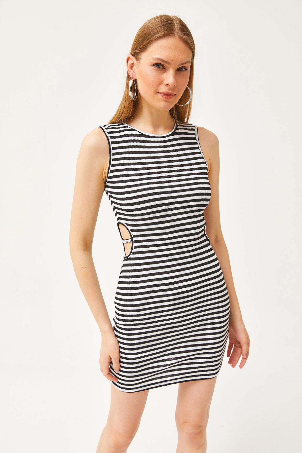 Yanı Cut Out Detaylı Likralı Mini Elbise Siyah Beyaz