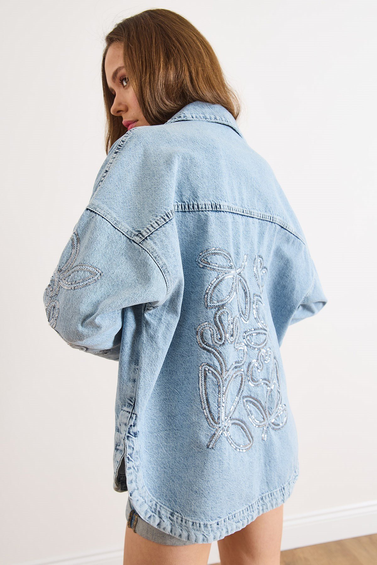 Yaprak Nakış Pullu Yıkanmış Denim Ceket Açık Mavi