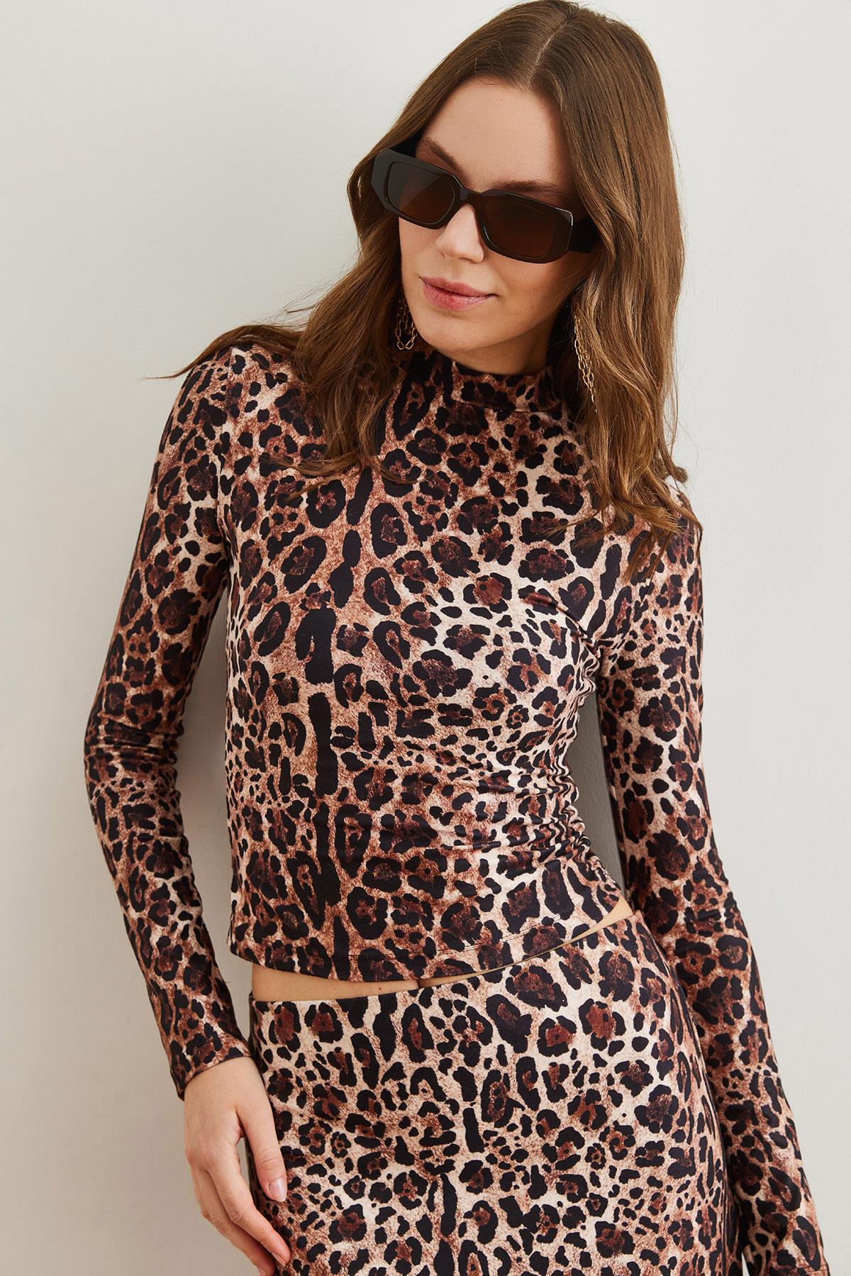 Yarım Balıkçı Süet Dokulu Leopar Crop Bluz Kahverengi