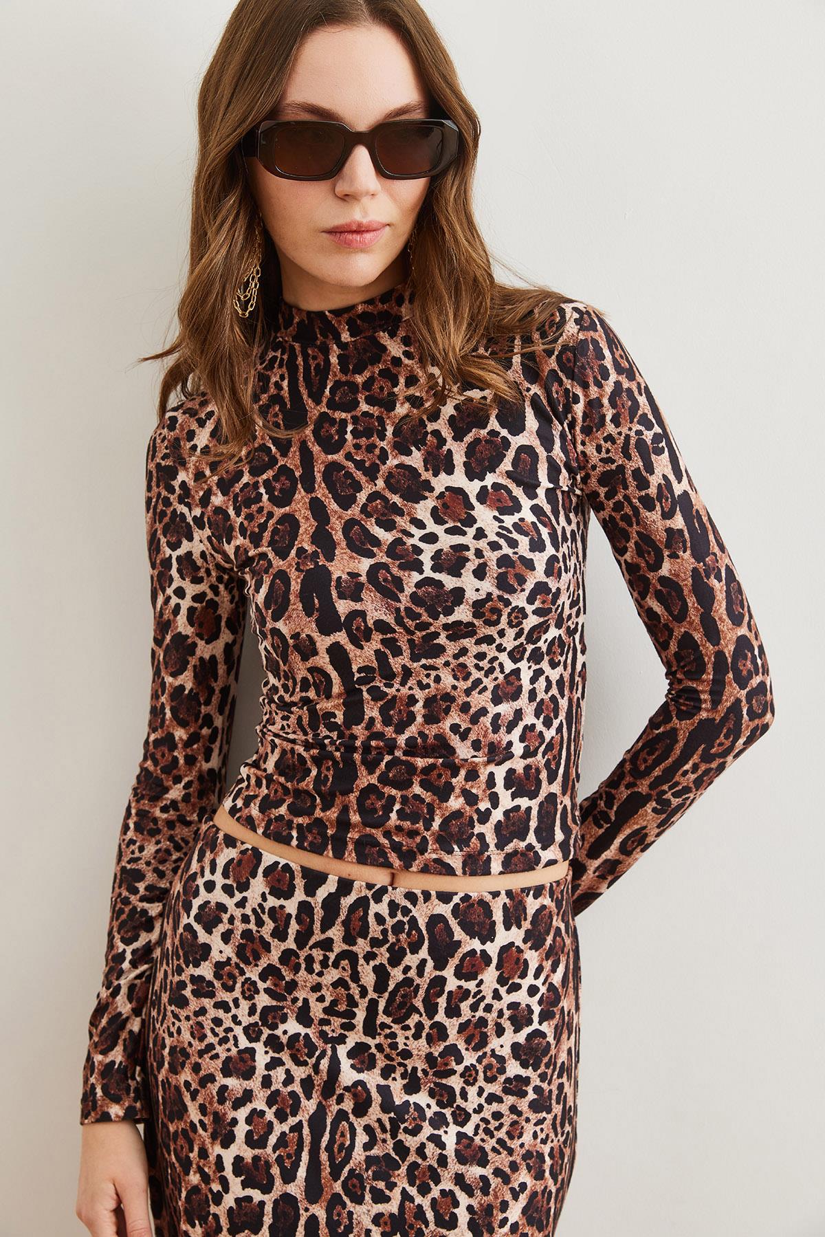 Yarım Balıkçı Süet Dokulu Leopar Crop Bluz Kahverengi