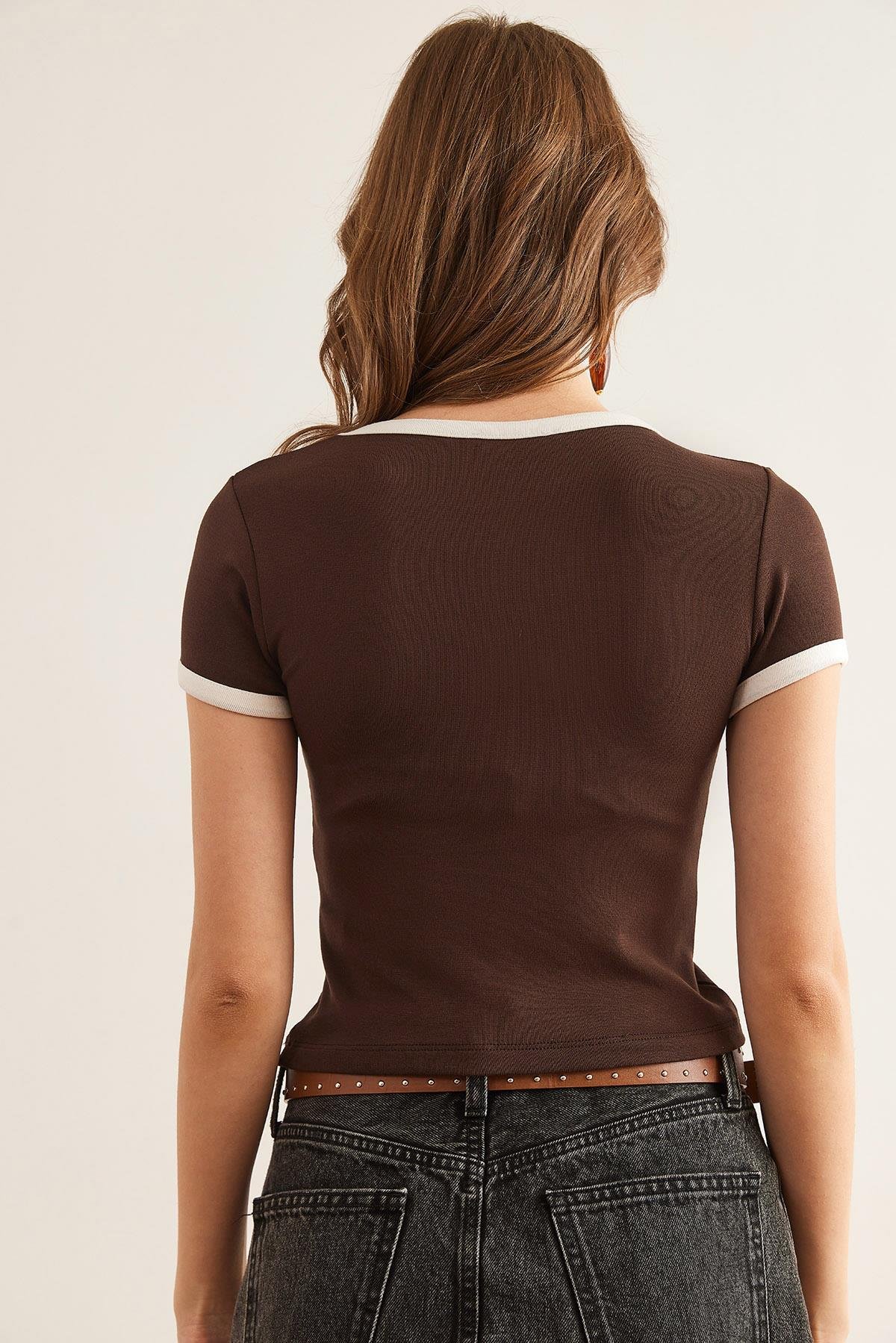Yazı Detaylı Modal Tuşeli Crop Bluz Acı Kahve