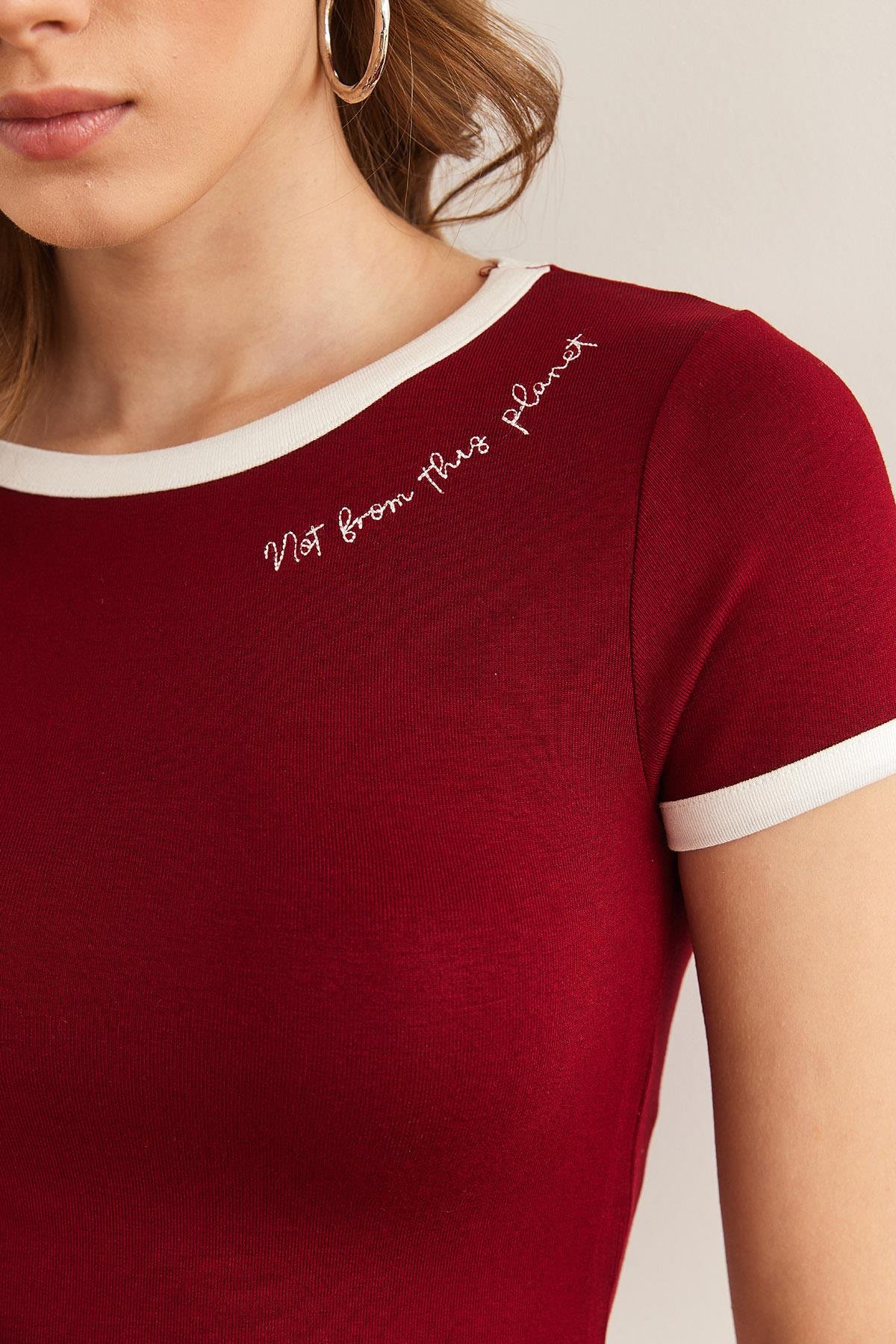 Yazı Detaylı Modal Tuşeli Crop Bluz Bordo