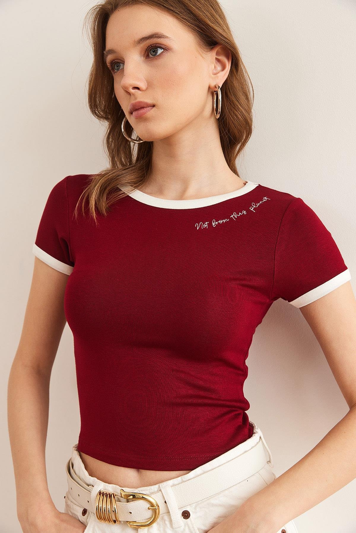 Yazı Detaylı Modal Tuşeli Crop Bluz Bordo