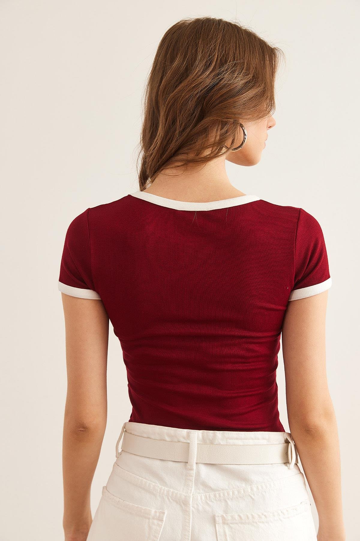 Yazı Detaylı Modal Tuşeli Crop Bluz Bordo
