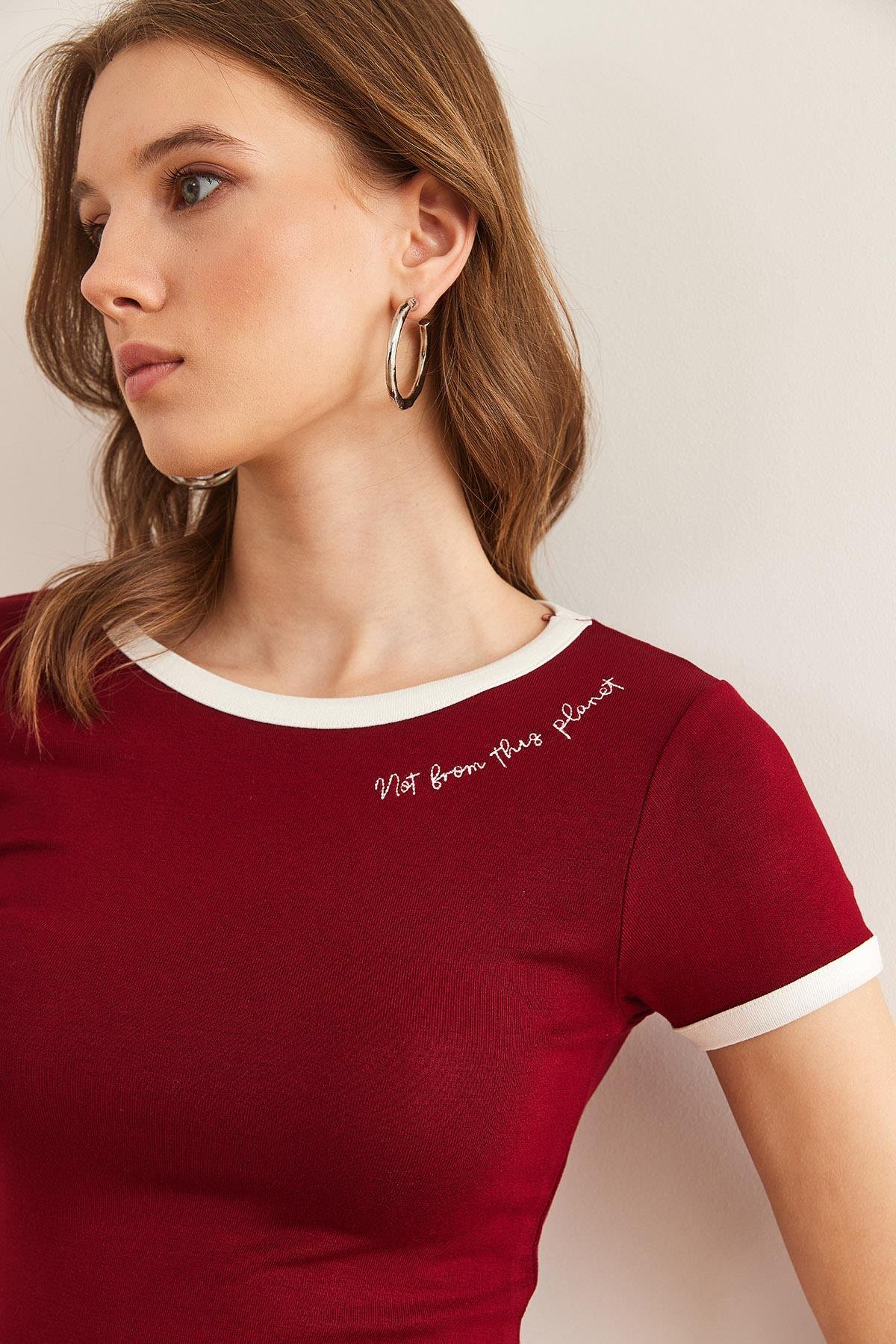 Yazı Detaylı Modal Tuşeli Crop Bluz Bordo