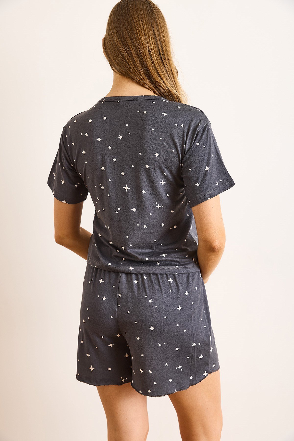 Yıldız Baskılı Süet Dokulu Şortlu Pijama Takımı Füme