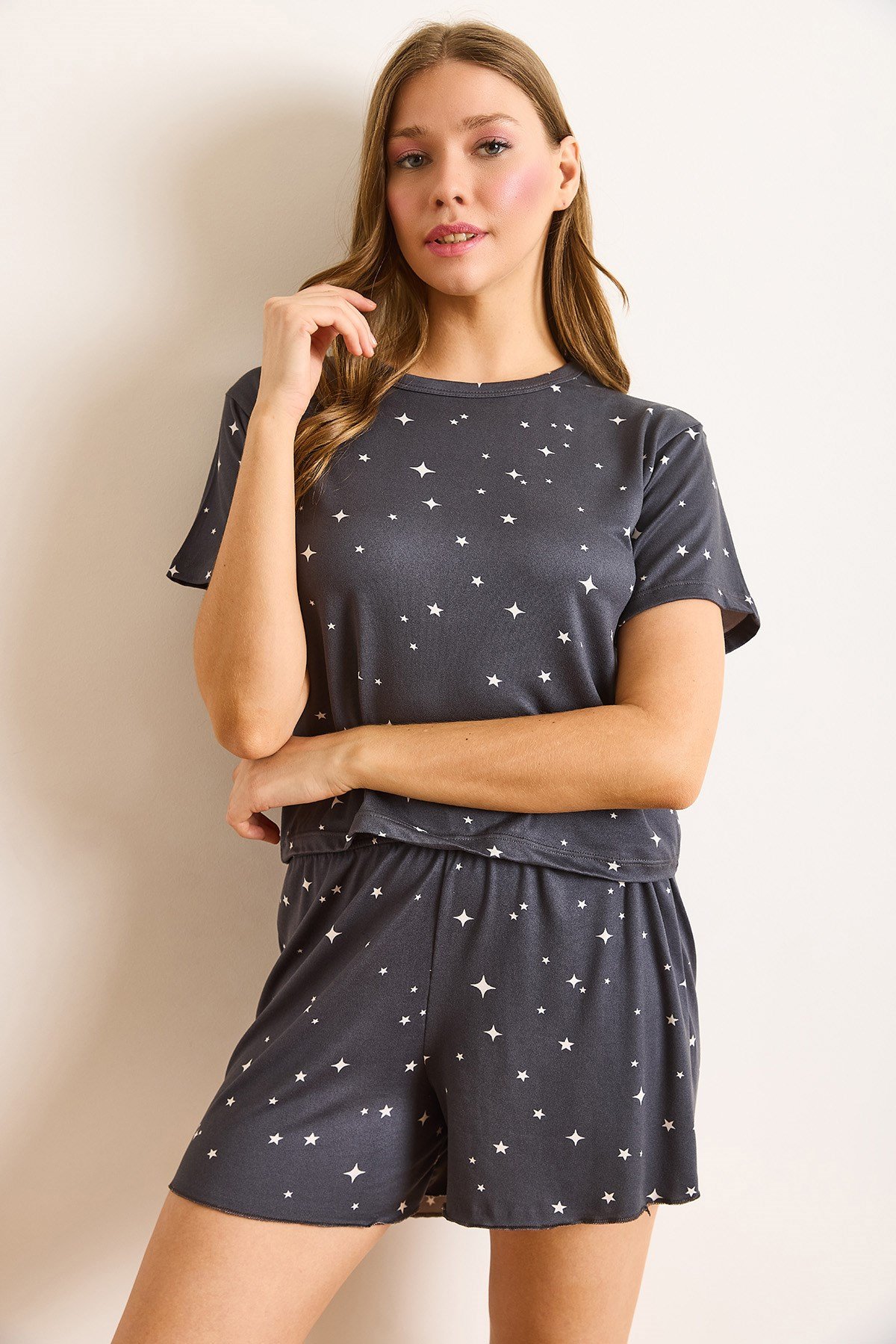 Yıldız Baskılı Süet Dokulu Şortlu Pijama Takımı Füme