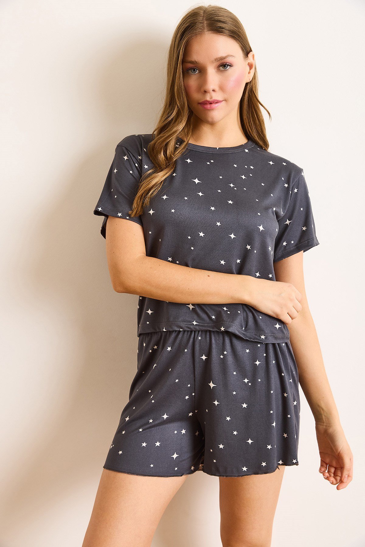Yıldız Baskılı Süet Dokulu Şortlu Pijama Takımı Füme