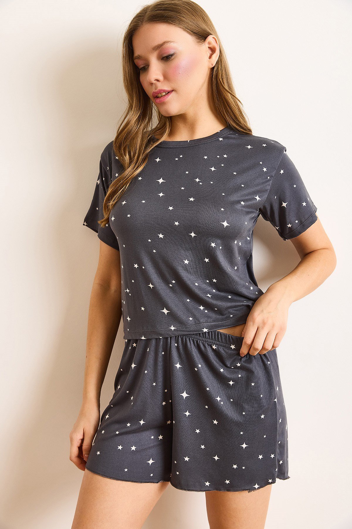 Yıldız Baskılı Süet Dokulu Şortlu Pijama Takımı Füme