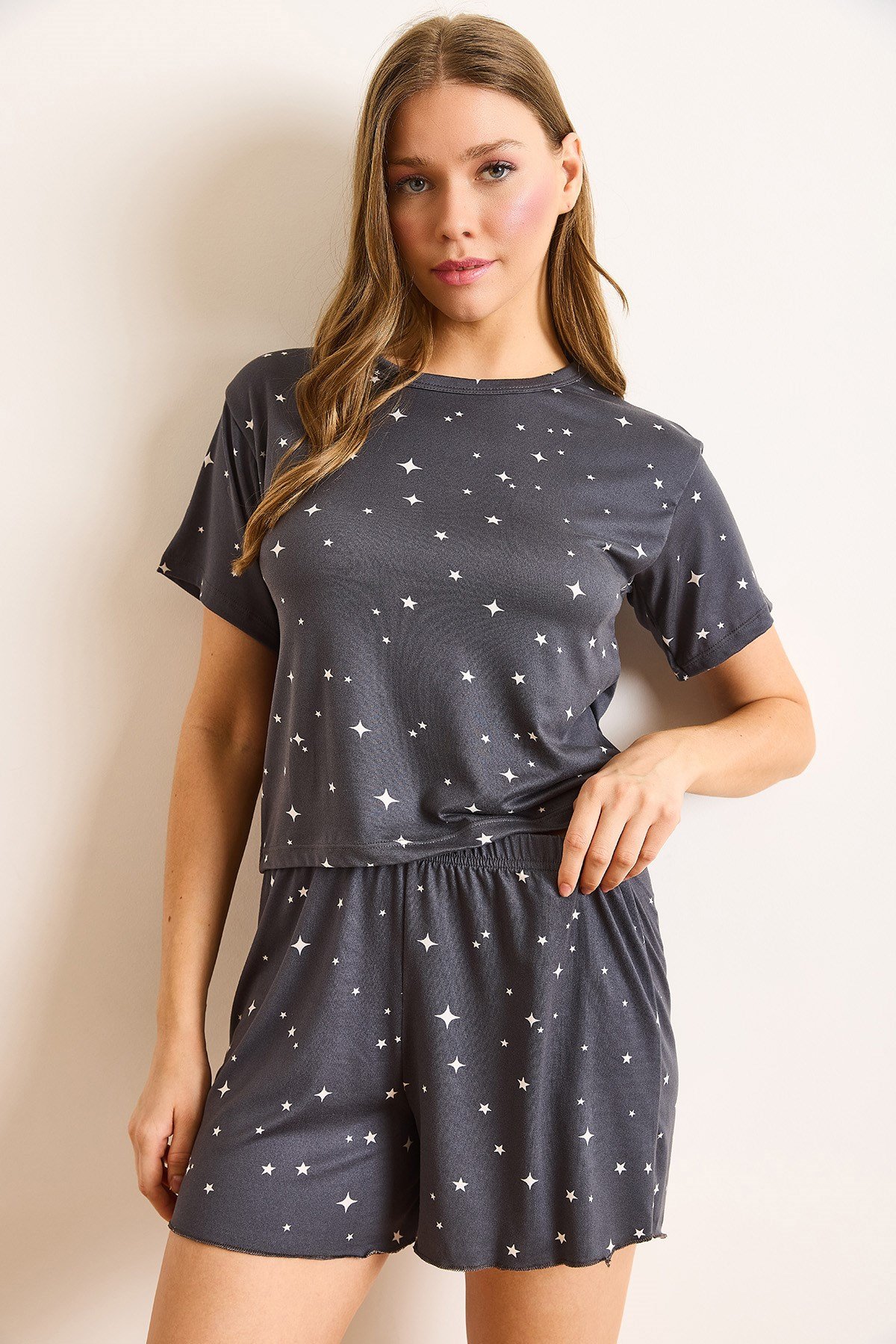 Yıldız Baskılı Süet Dokulu Şortlu Pijama Takımı Füme