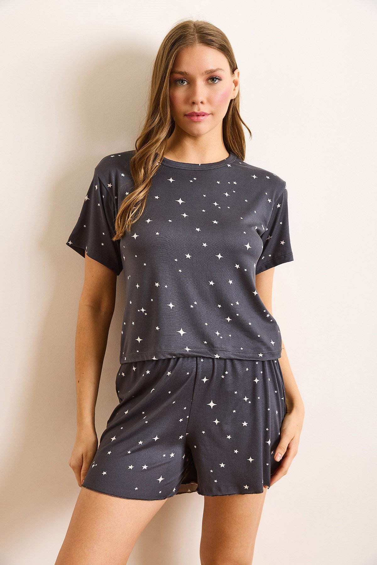 Yıldız Baskılı Süet Dokulu Şortlu Pijama Takımı Füme
