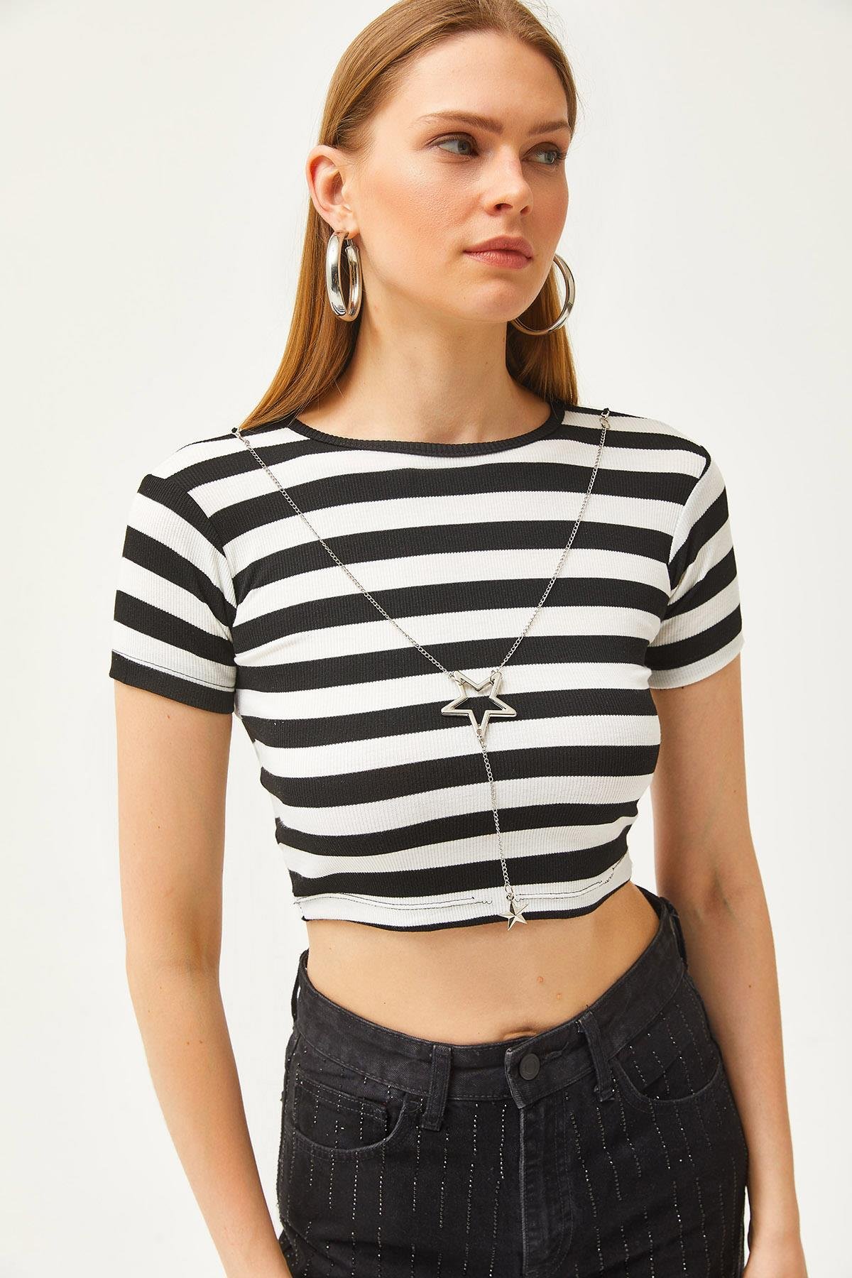 Yıldız Kolyeli Çizgili Crop Tişört Siyah Beyaz