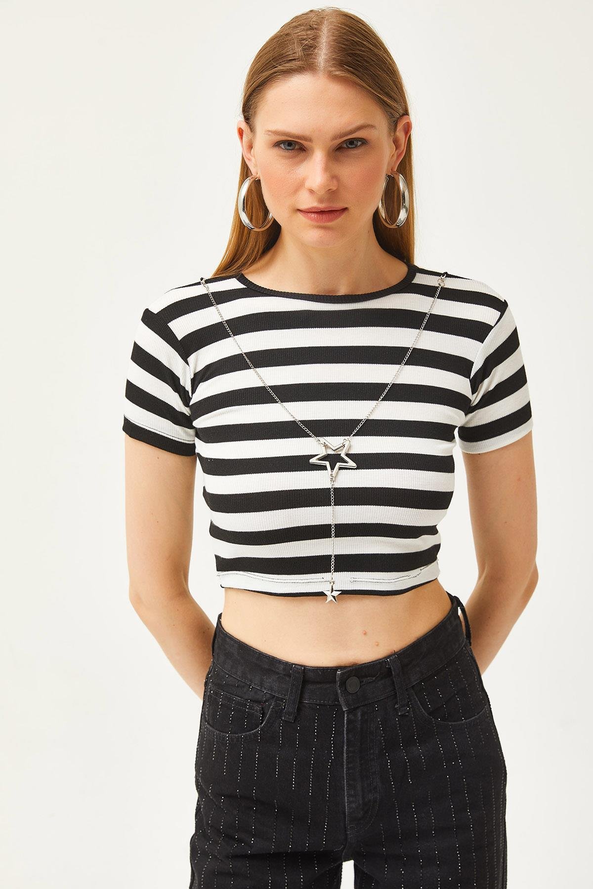 Yıldız Kolyeli Çizgili Crop Tişört Siyah Beyaz