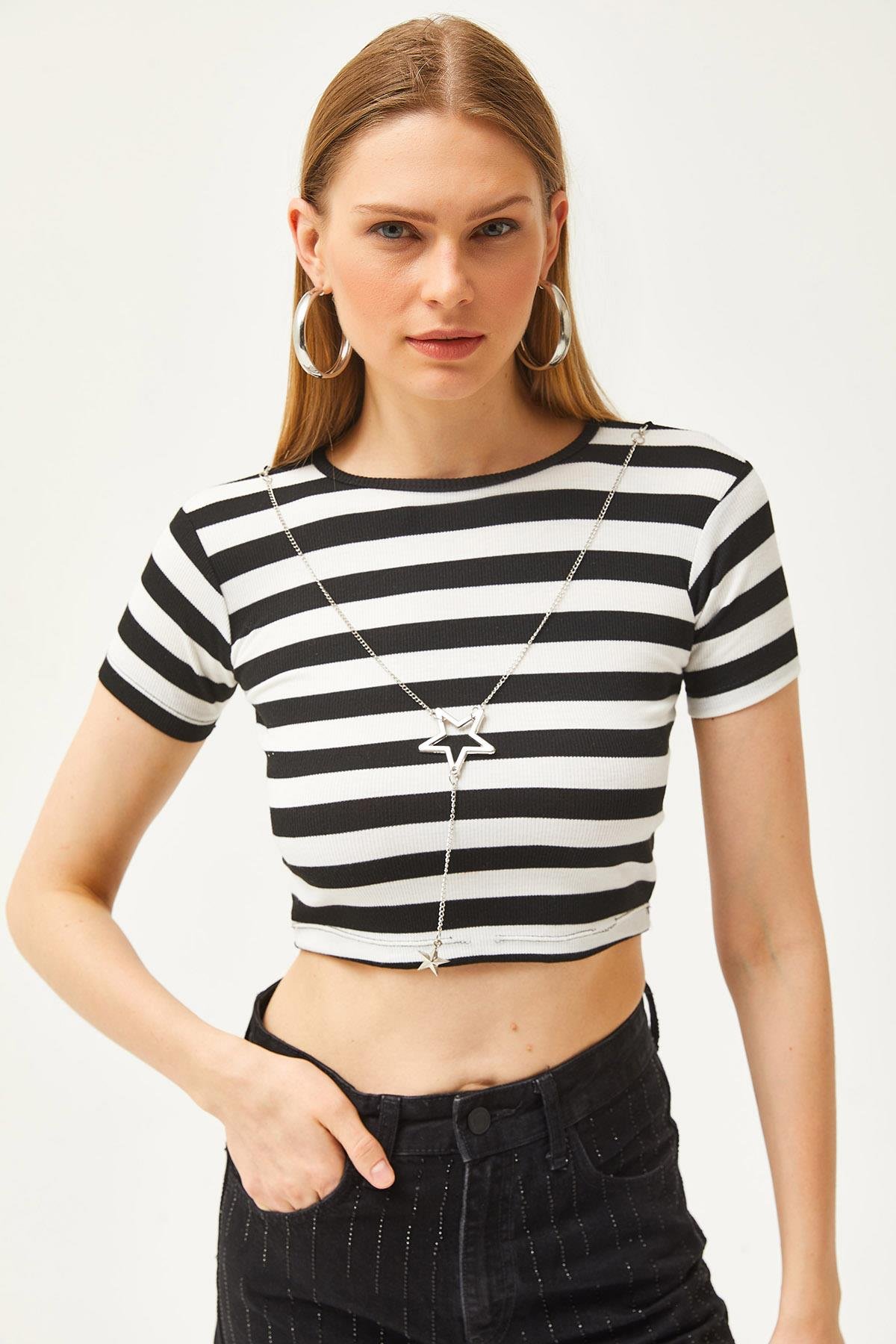Yıldız Kolyeli Çizgili Crop Tişört Siyah Beyaz