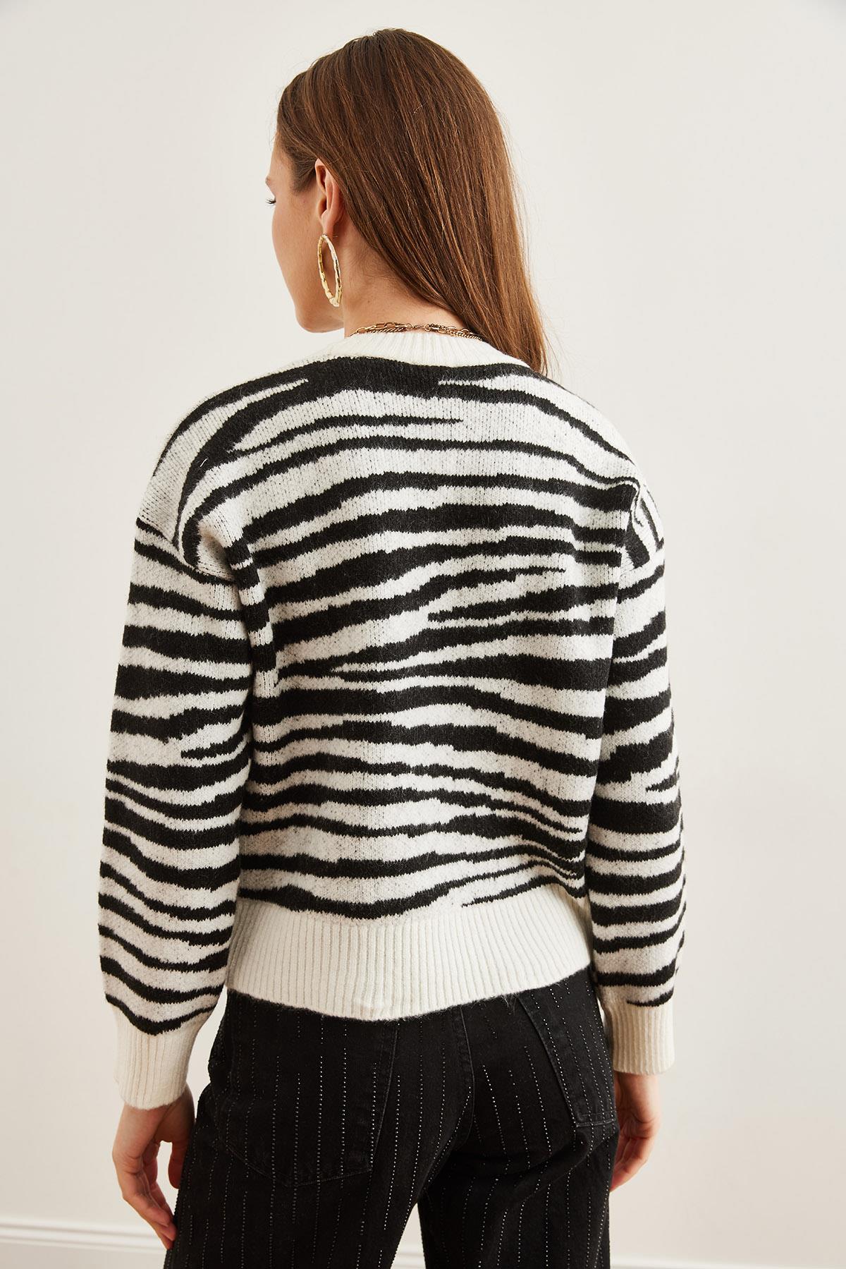 Yumuşak Dokulu Kalın Triko Kazak Zebra Siyah