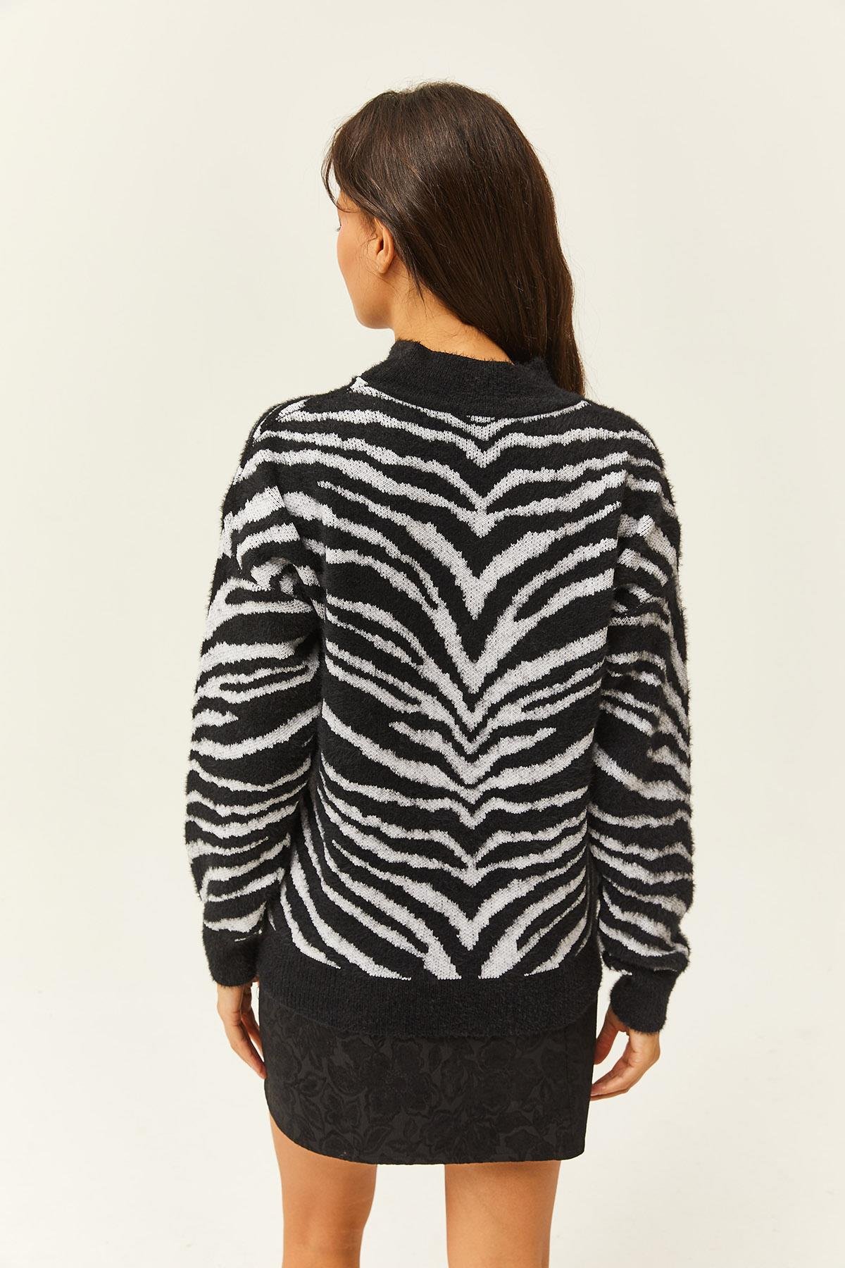 Yumuşak Dokulu Sakallı Triko Kazak Siyah Zebra
