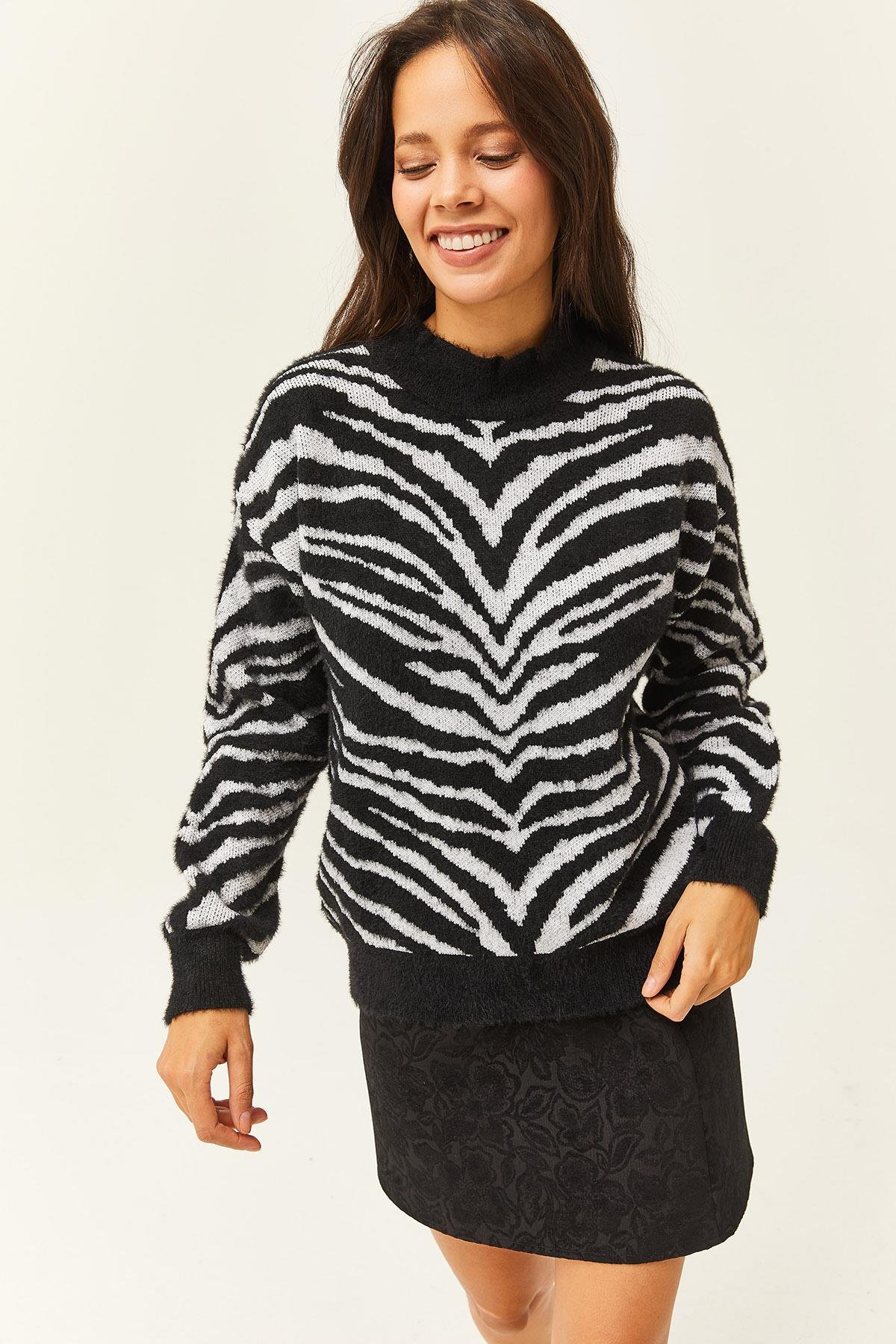 Yumuşak Dokulu Sakallı Triko Kazak Siyah Zebra