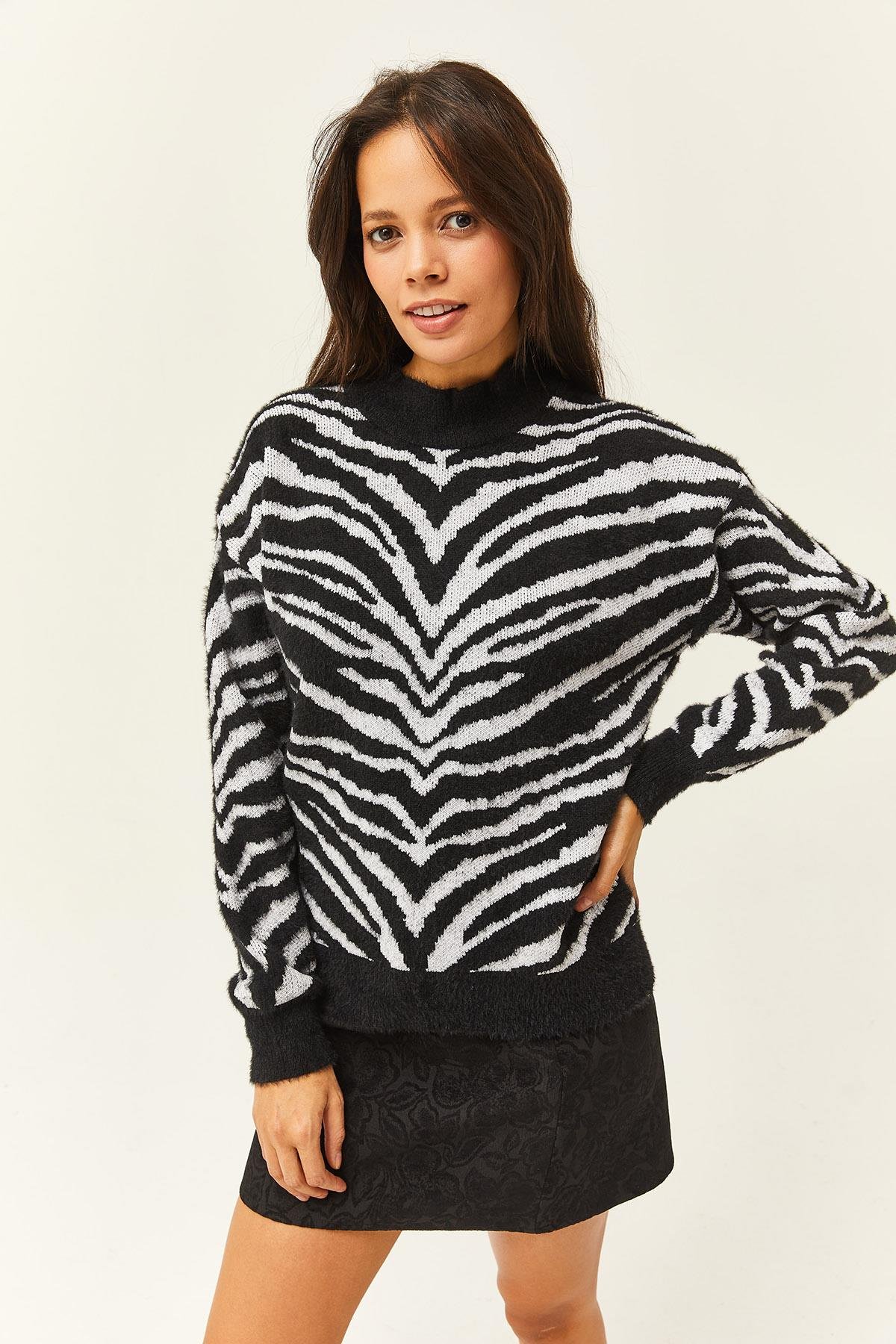 Yumuşak Dokulu Sakallı Triko Kazak Siyah Zebra