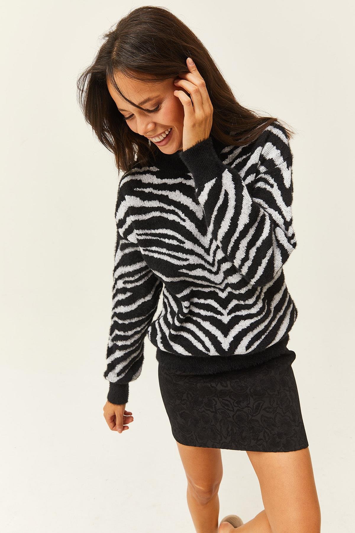 Yumuşak Dokulu Sakallı Triko Kazak Siyah Zebra