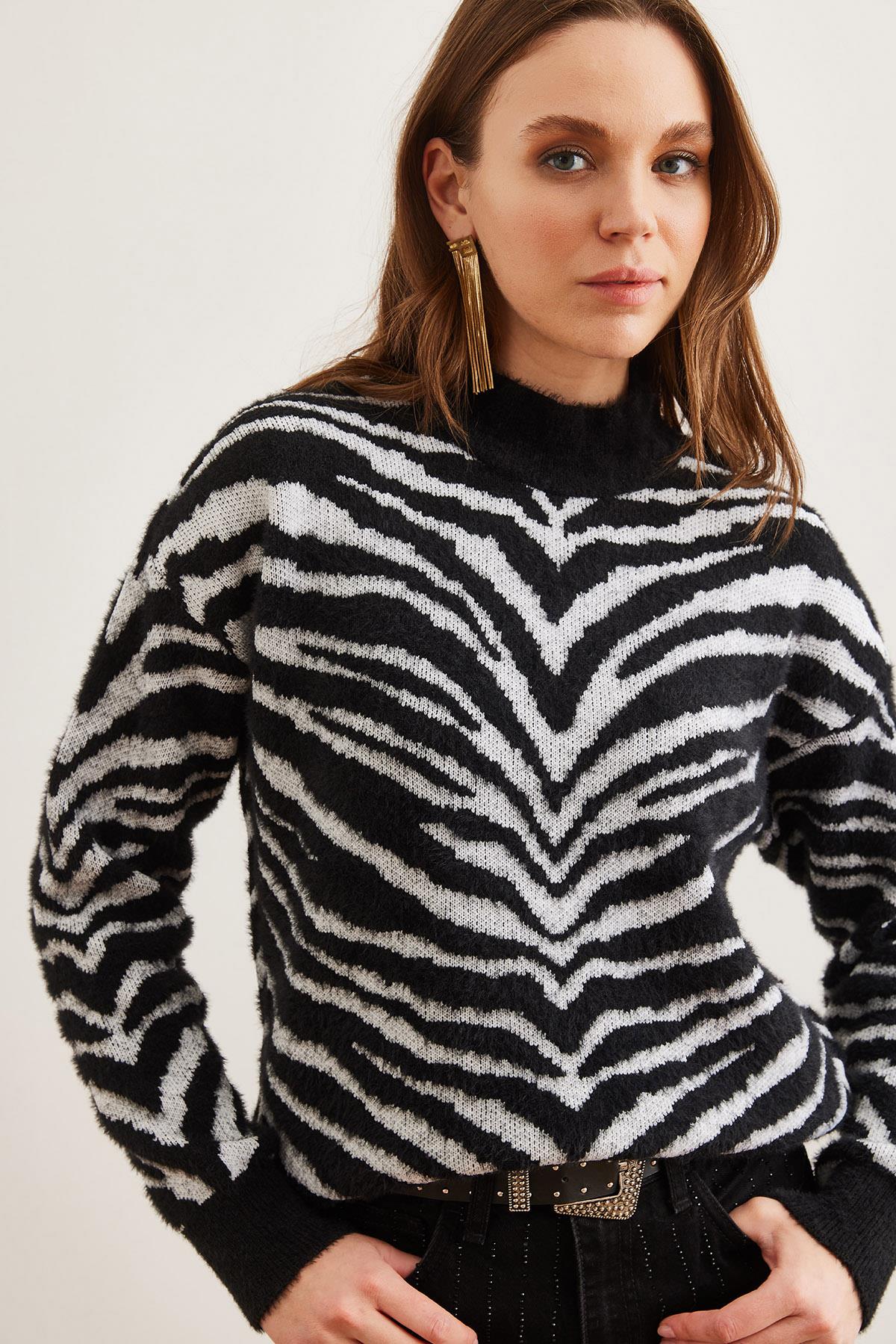 Yumuşak Dokulu Zebra Kazak Siyah