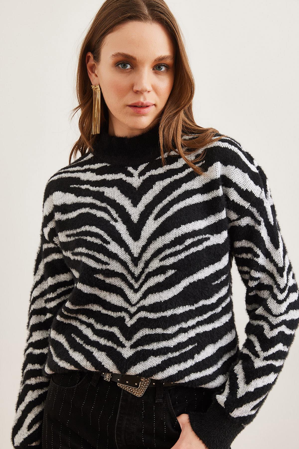Yumuşak Dokulu Zebra Kazak Siyah