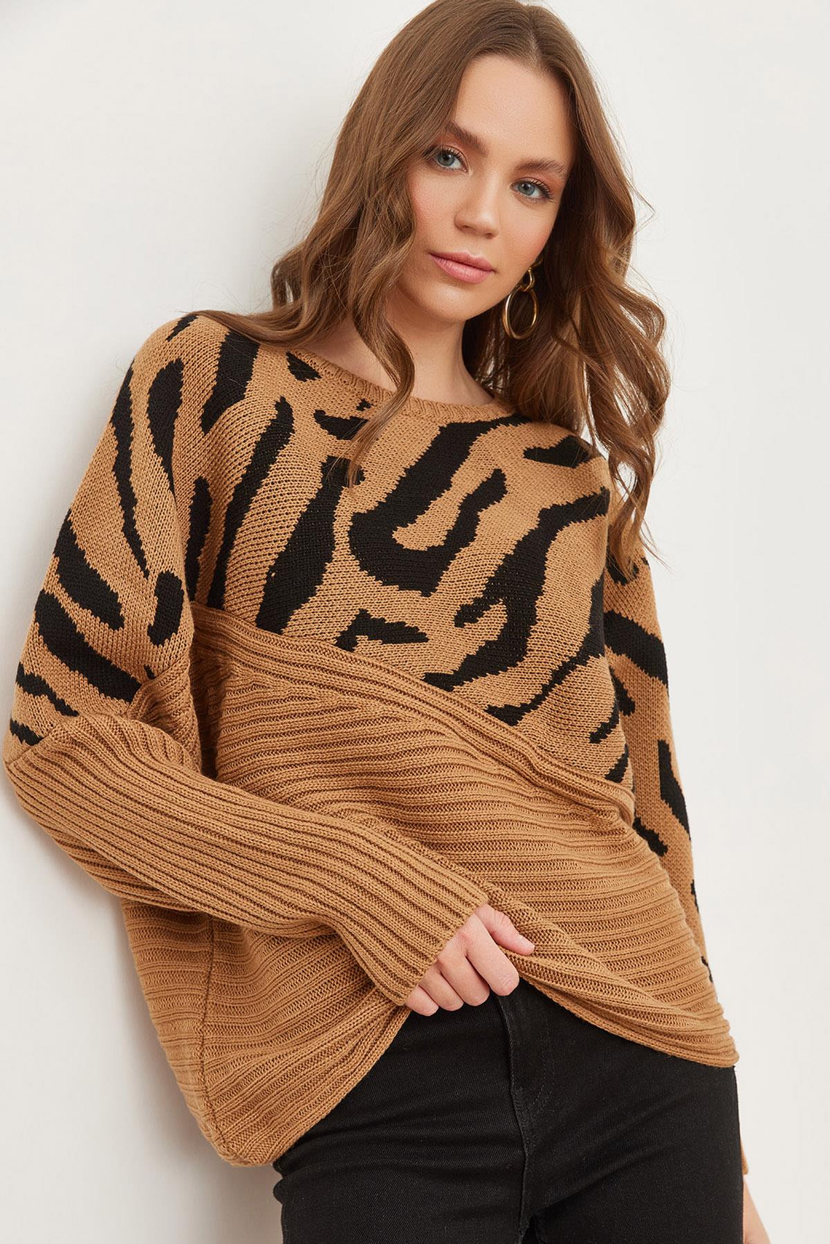 Zebra Detaylı Triko Kazak Camel