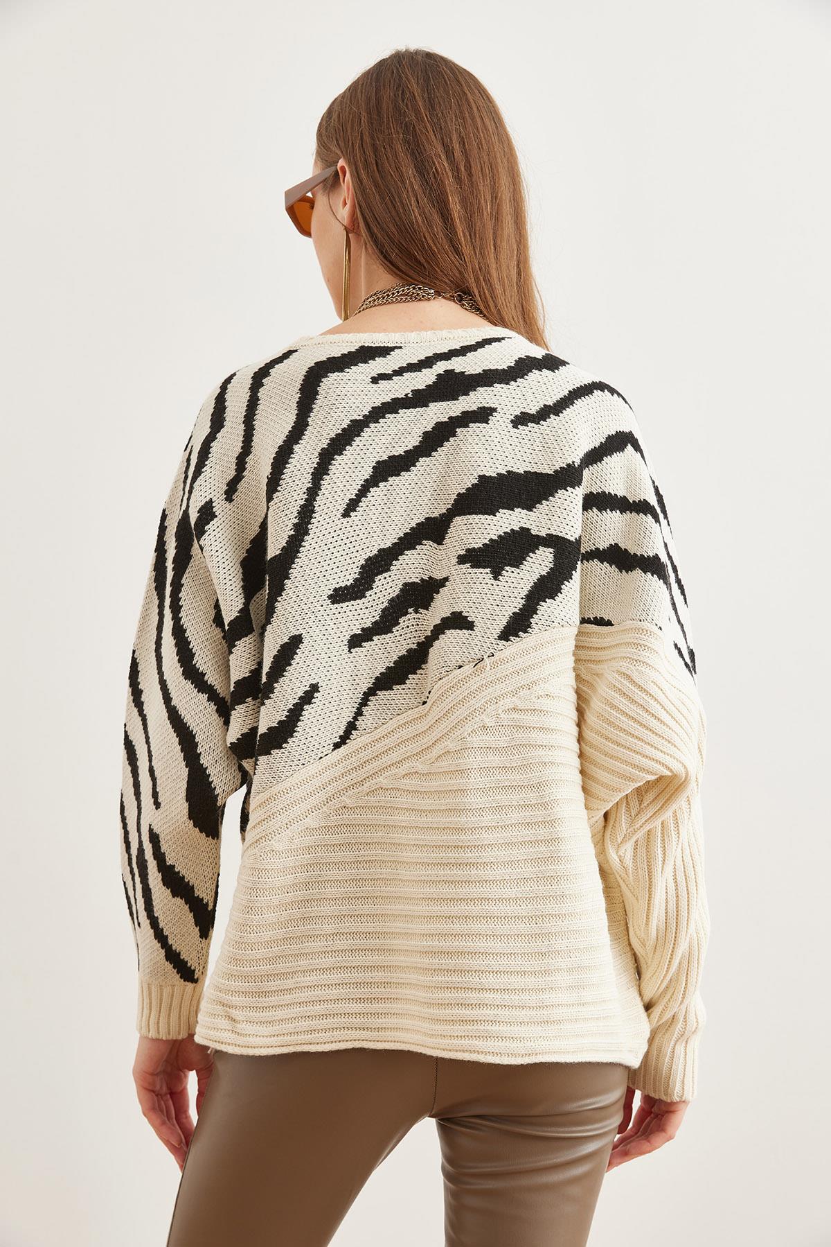 Zebra Detaylı Triko Kazak Ekru