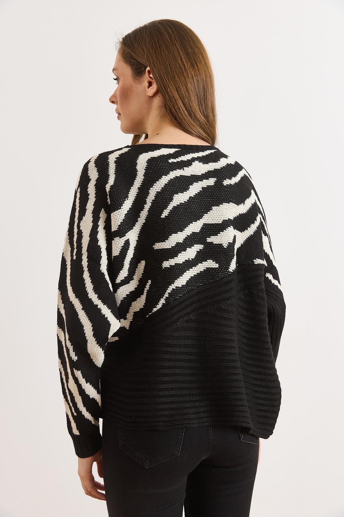 Zebra Detaylı Triko Kazak Siyah