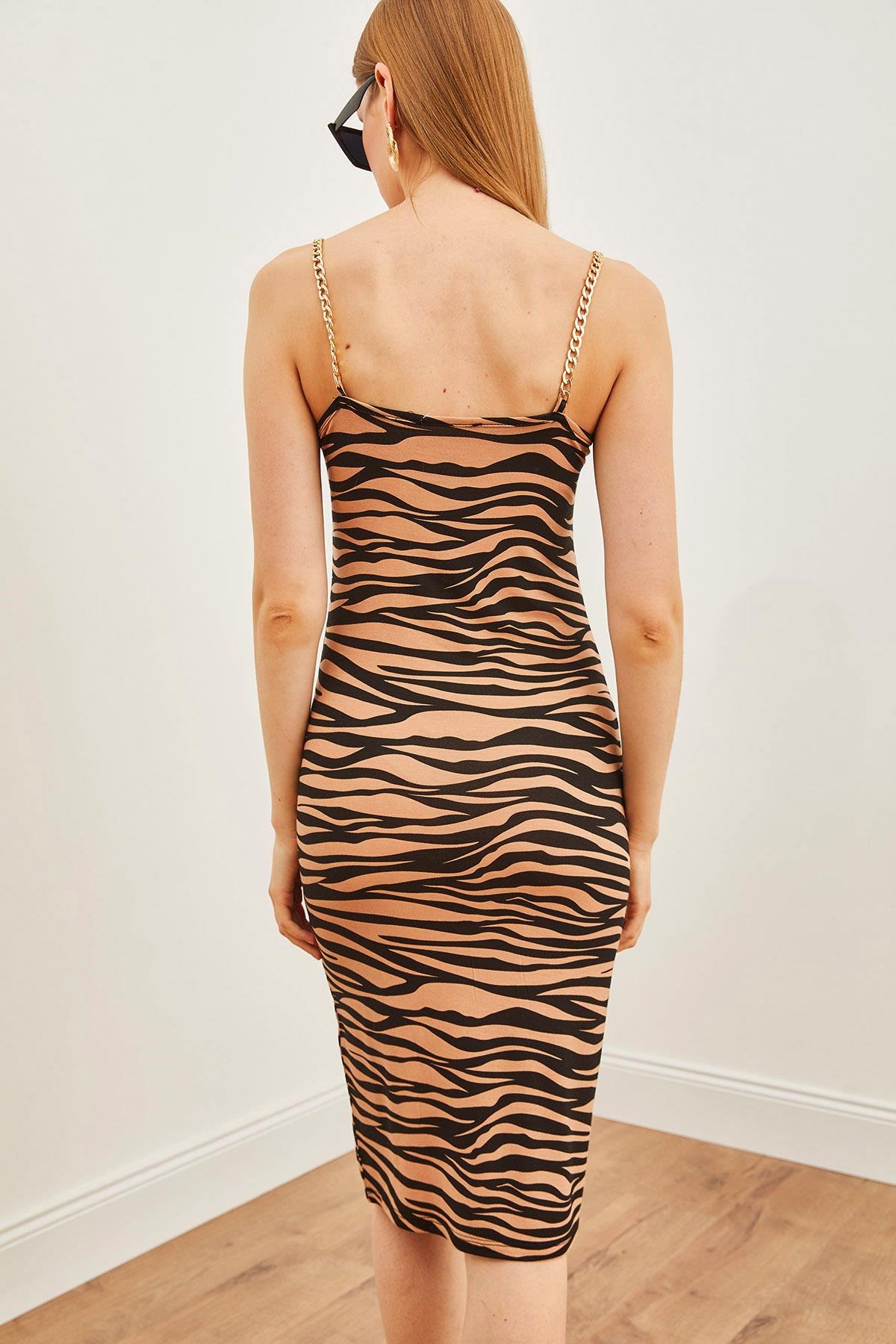 Zincir Detaylı Yırtmaçlı Örme Elbise Zebra Camel