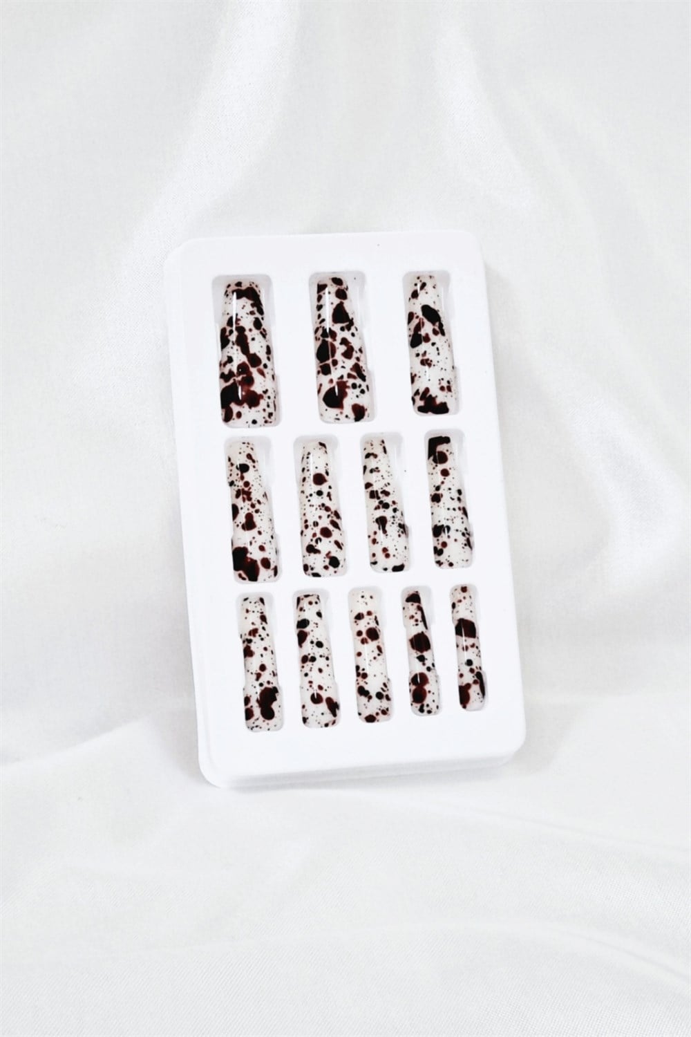 Balerin Batik Desenli Ebruli Takma Tırnak