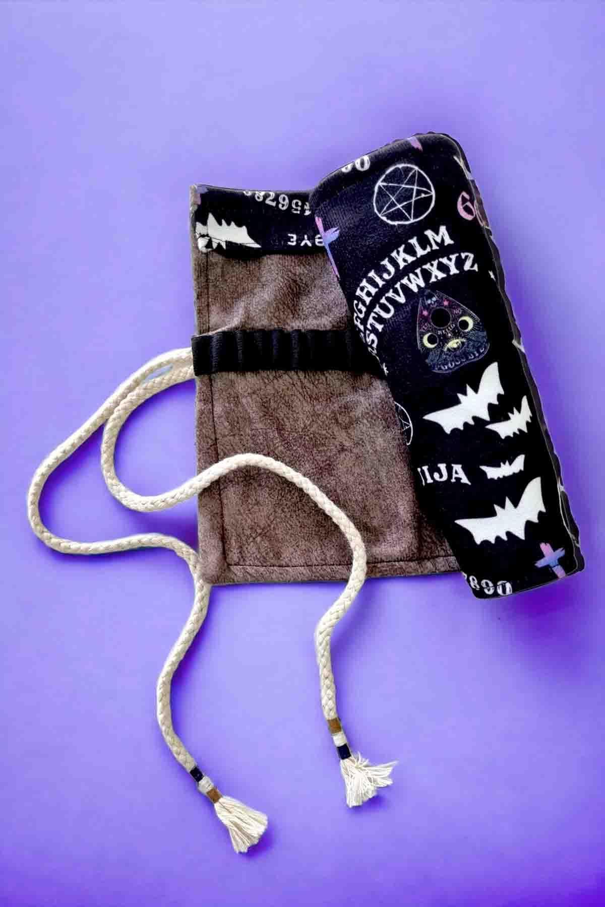 Pastel Gothic Ouija Baskılı Rulo Kalemlik
