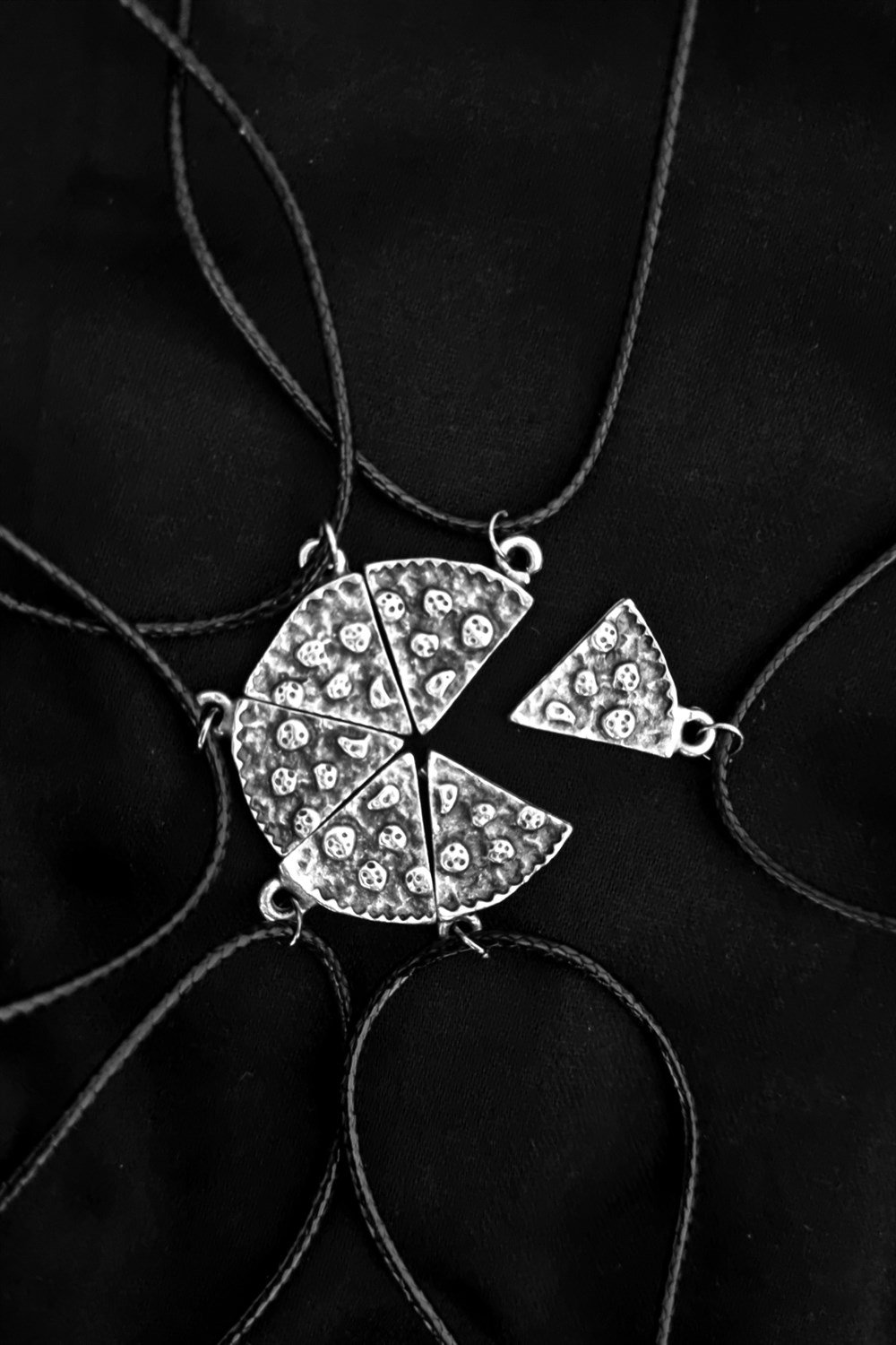 Yeni Metal İpli Pizza Dilim Kolye