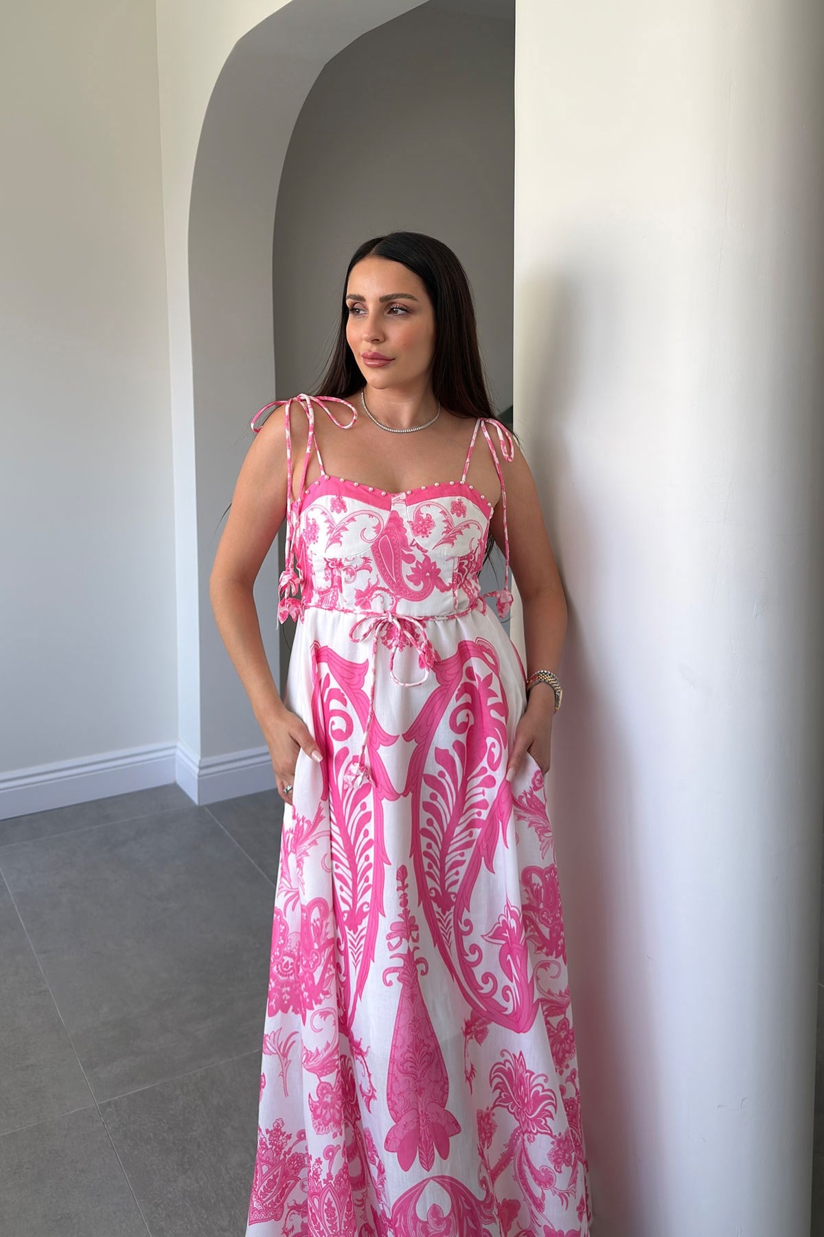 İnci İşlemeli Sırtı Gipeli Desenli Maxi Boy Elbise- PEMBE