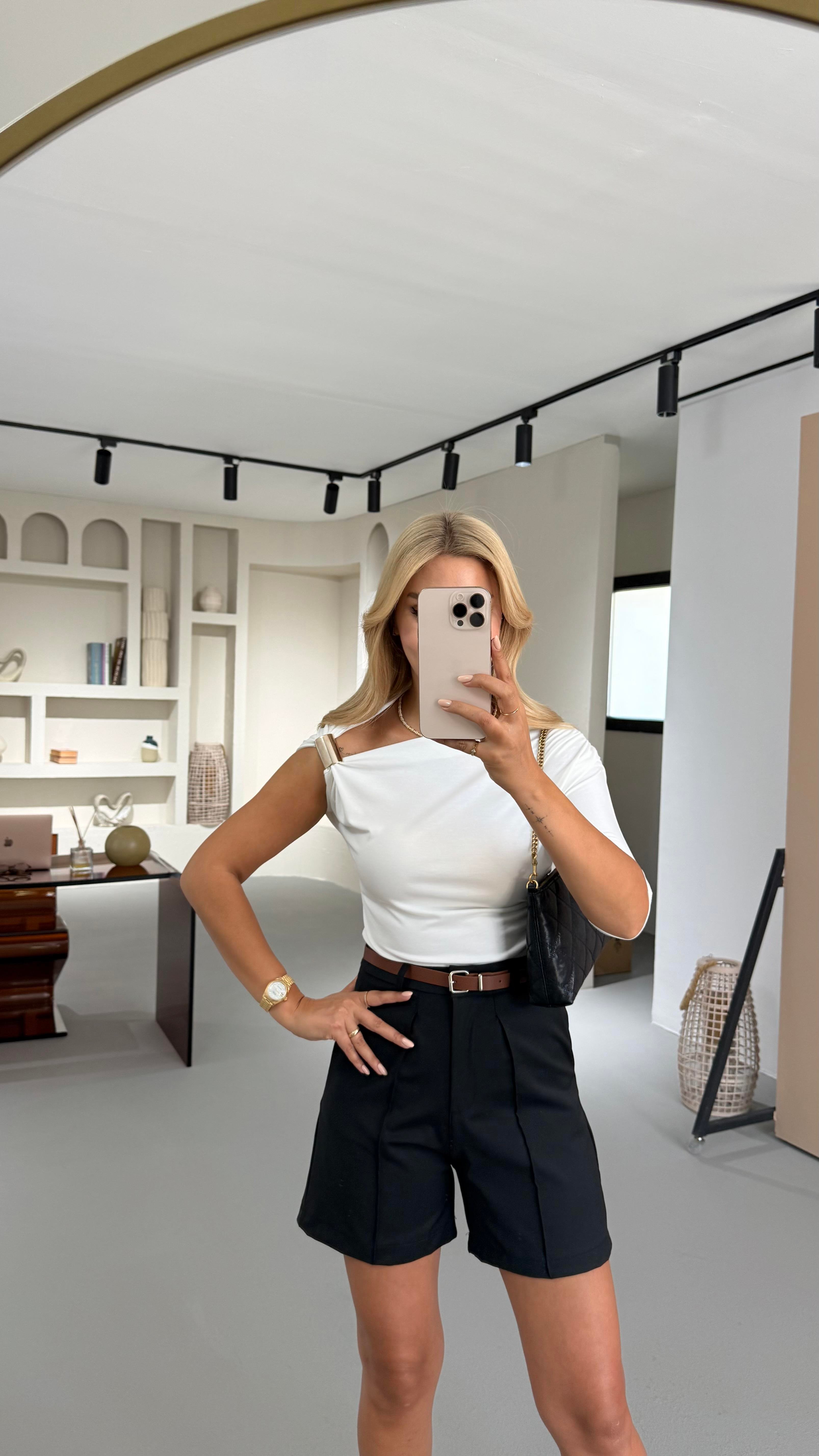 Kemerli Dikiş Detay Siyah Şort