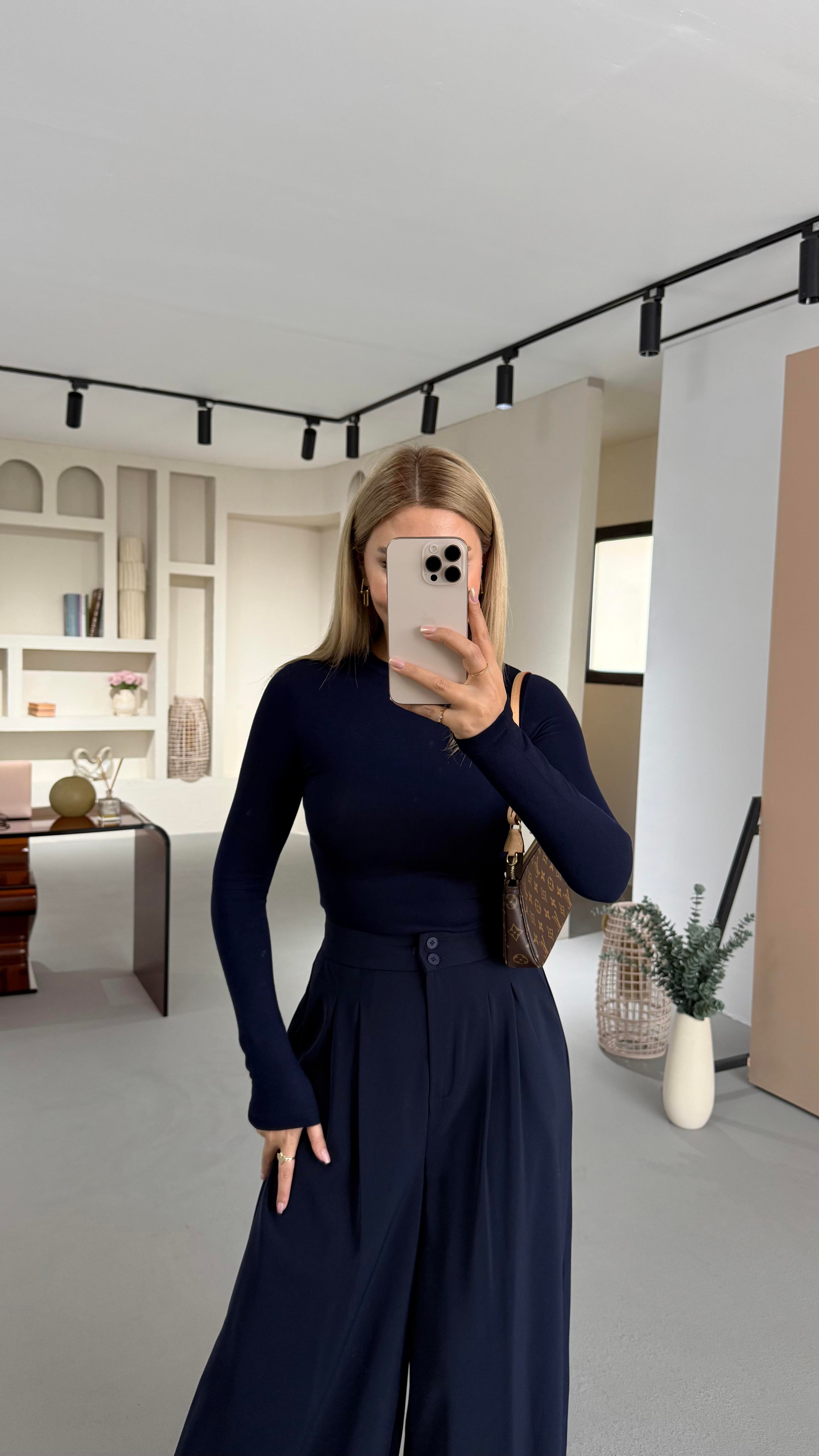 Premium Seri Yumuşak Dokulu Likralı Lacivert Basic Bluz