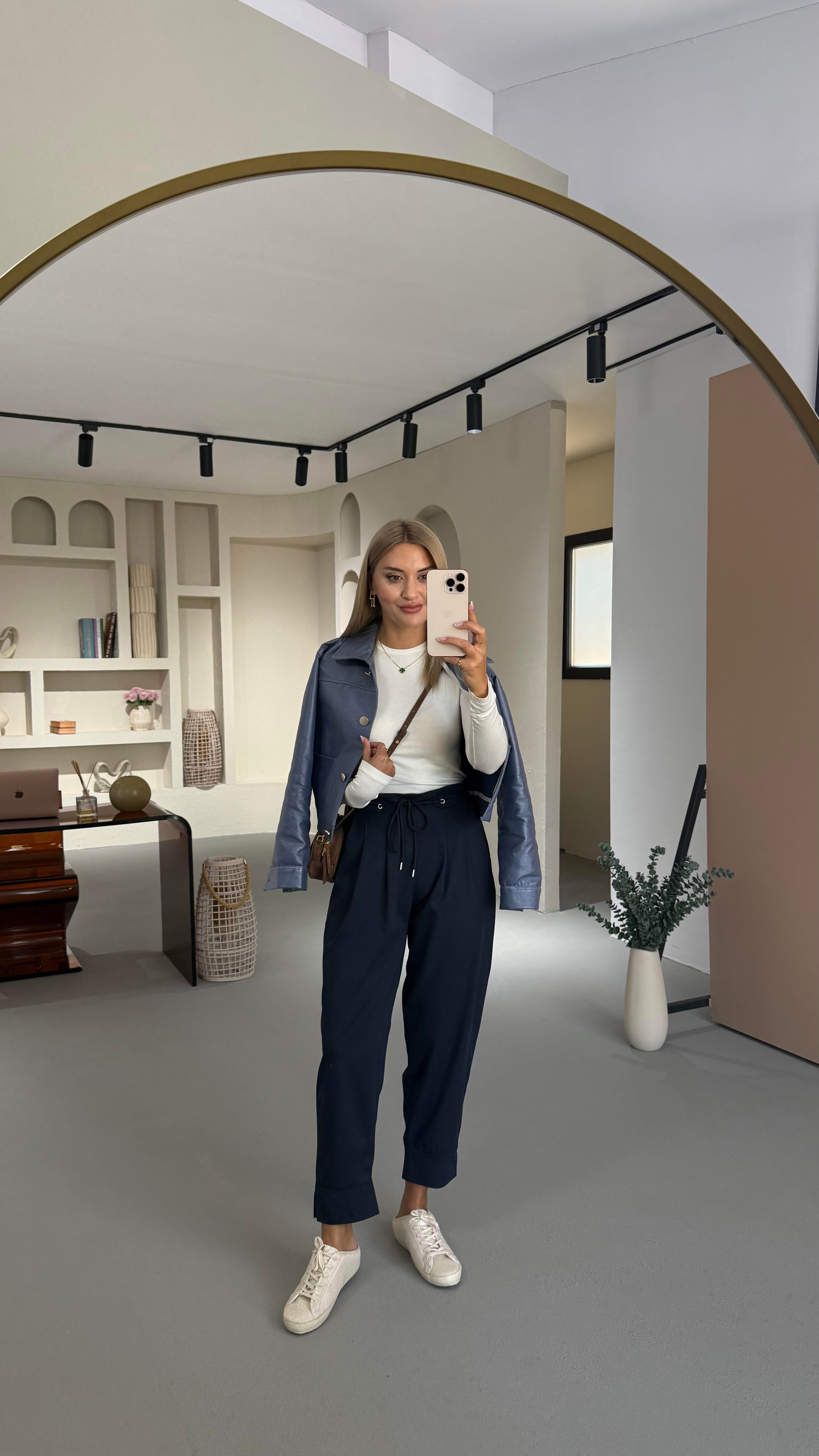 Pilise Detay Beli Lastikli Lacivert Havuç Pantolon