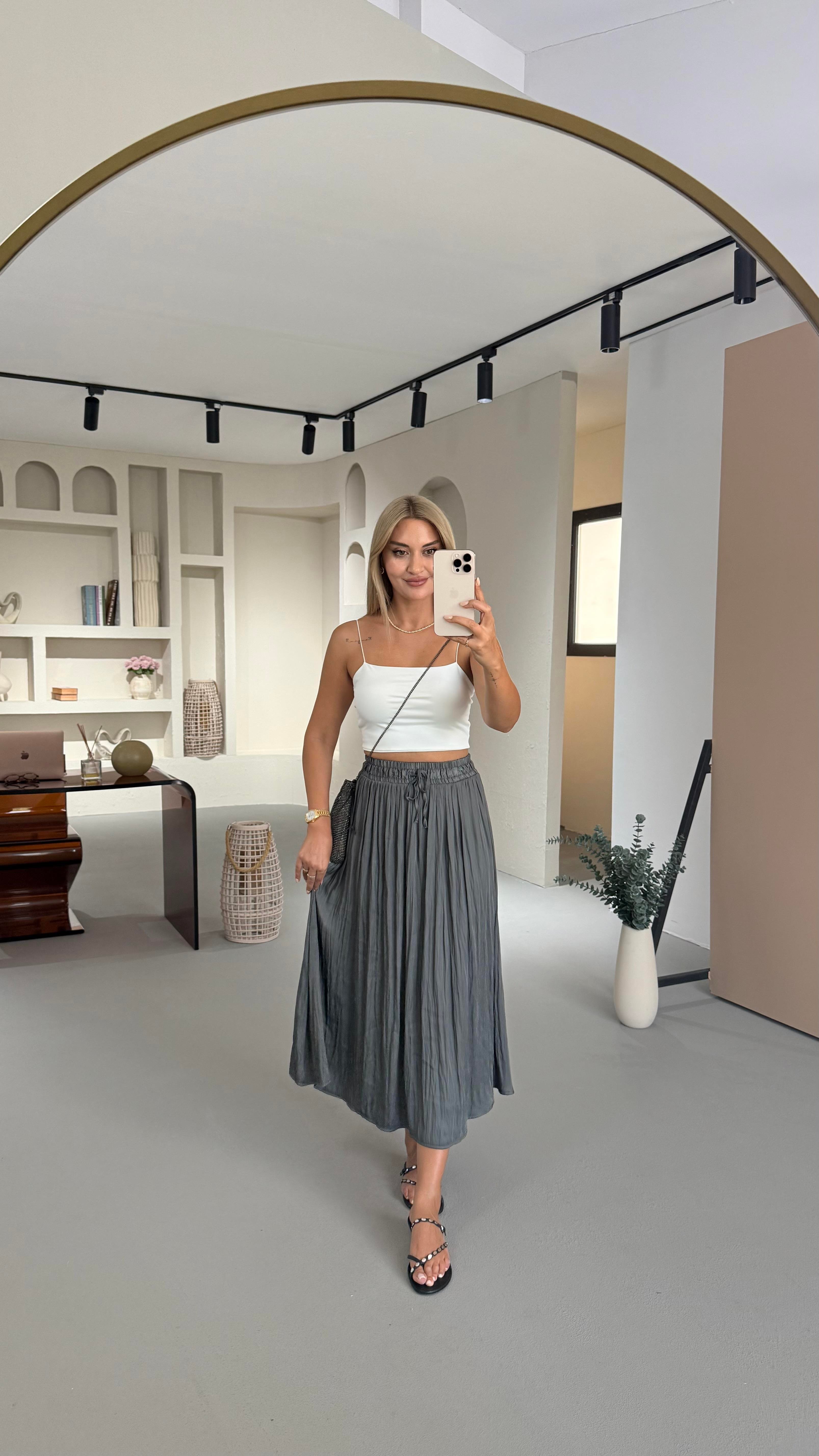 Bel Lastikli Kırışık Doku Saten Midi Füme Etek