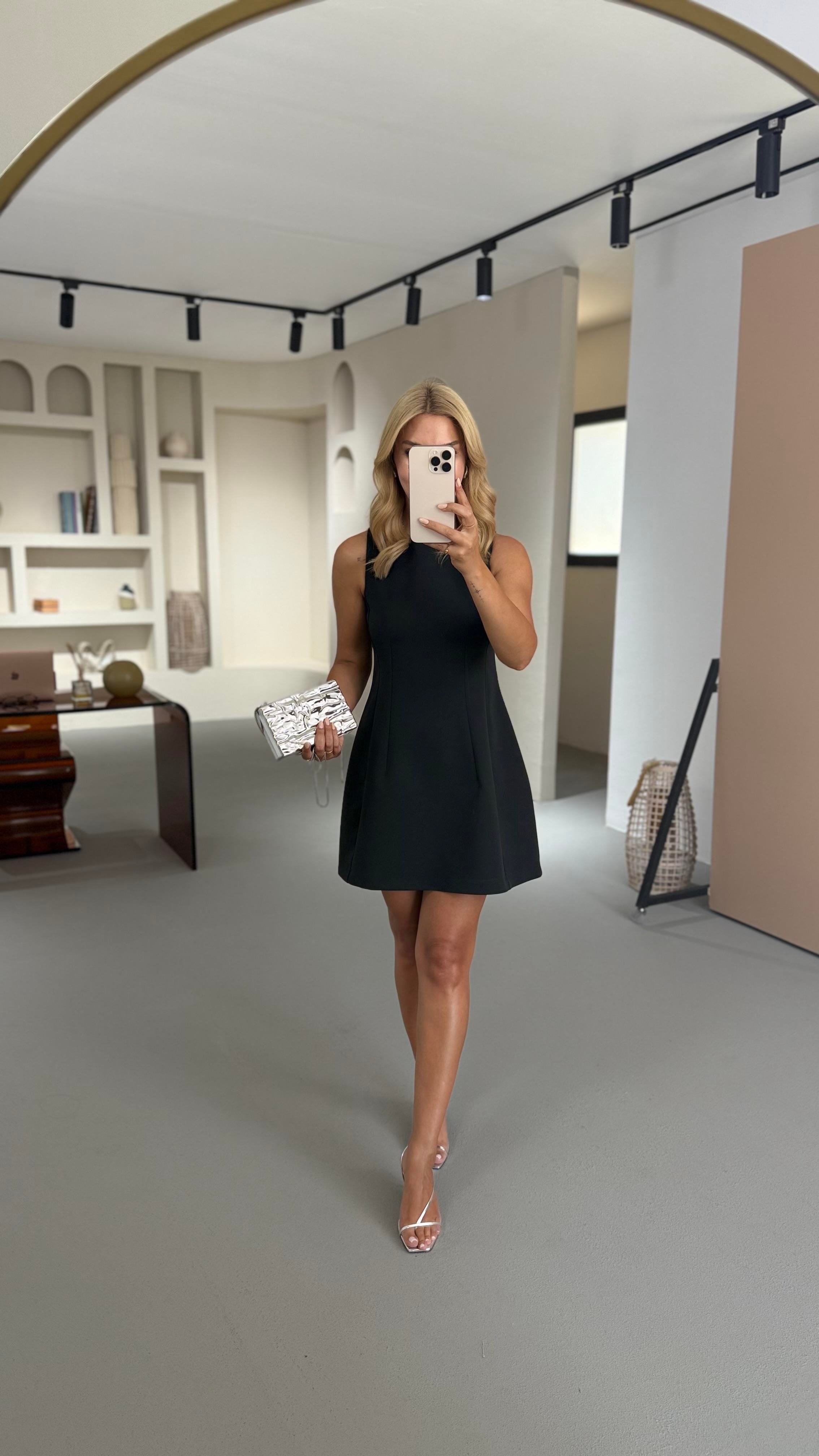 Belden Oturtmalı Siyah Çan Elbise