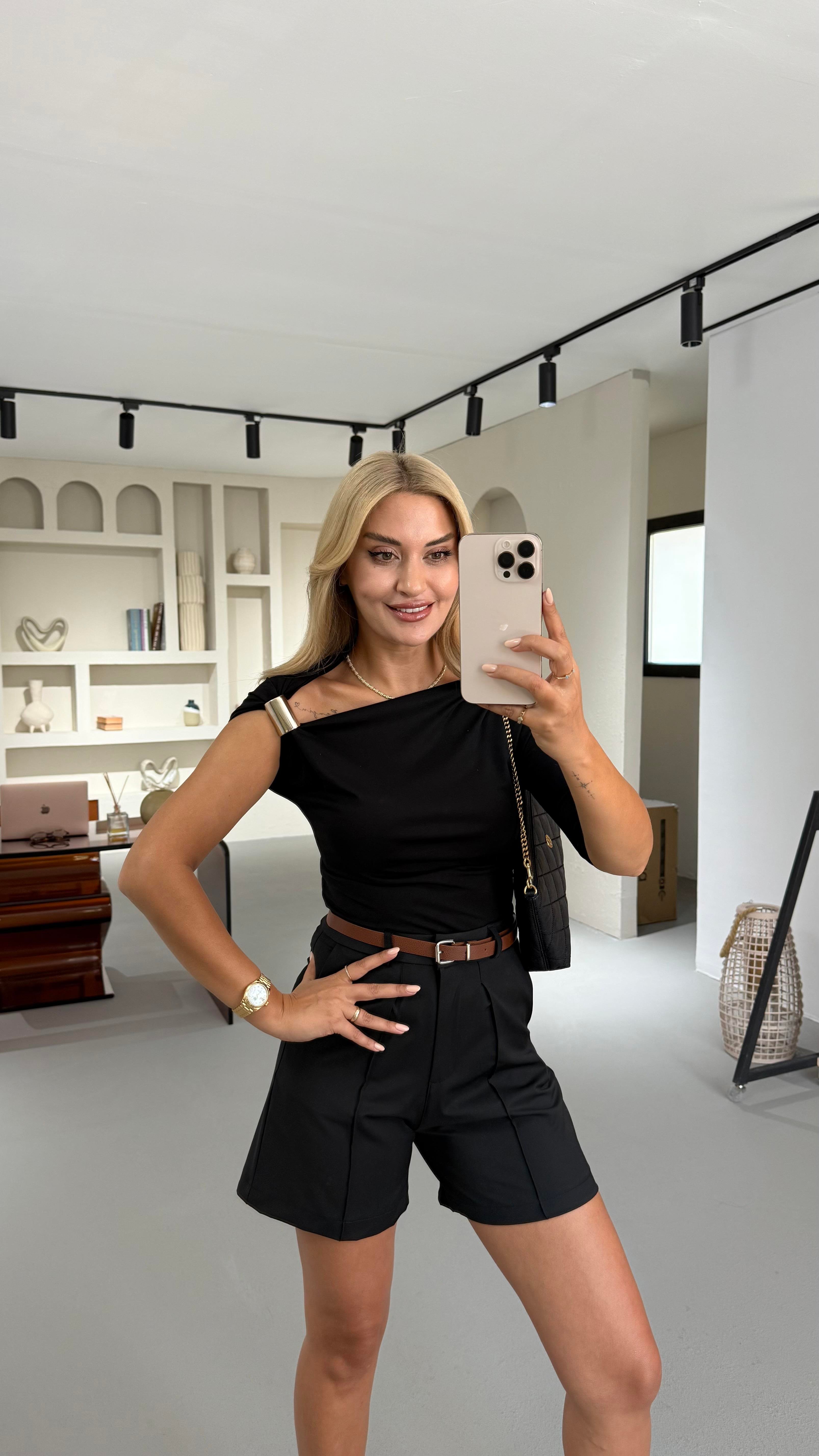 Omuz Aksesuar Detay Drapeli Siyah Bluz