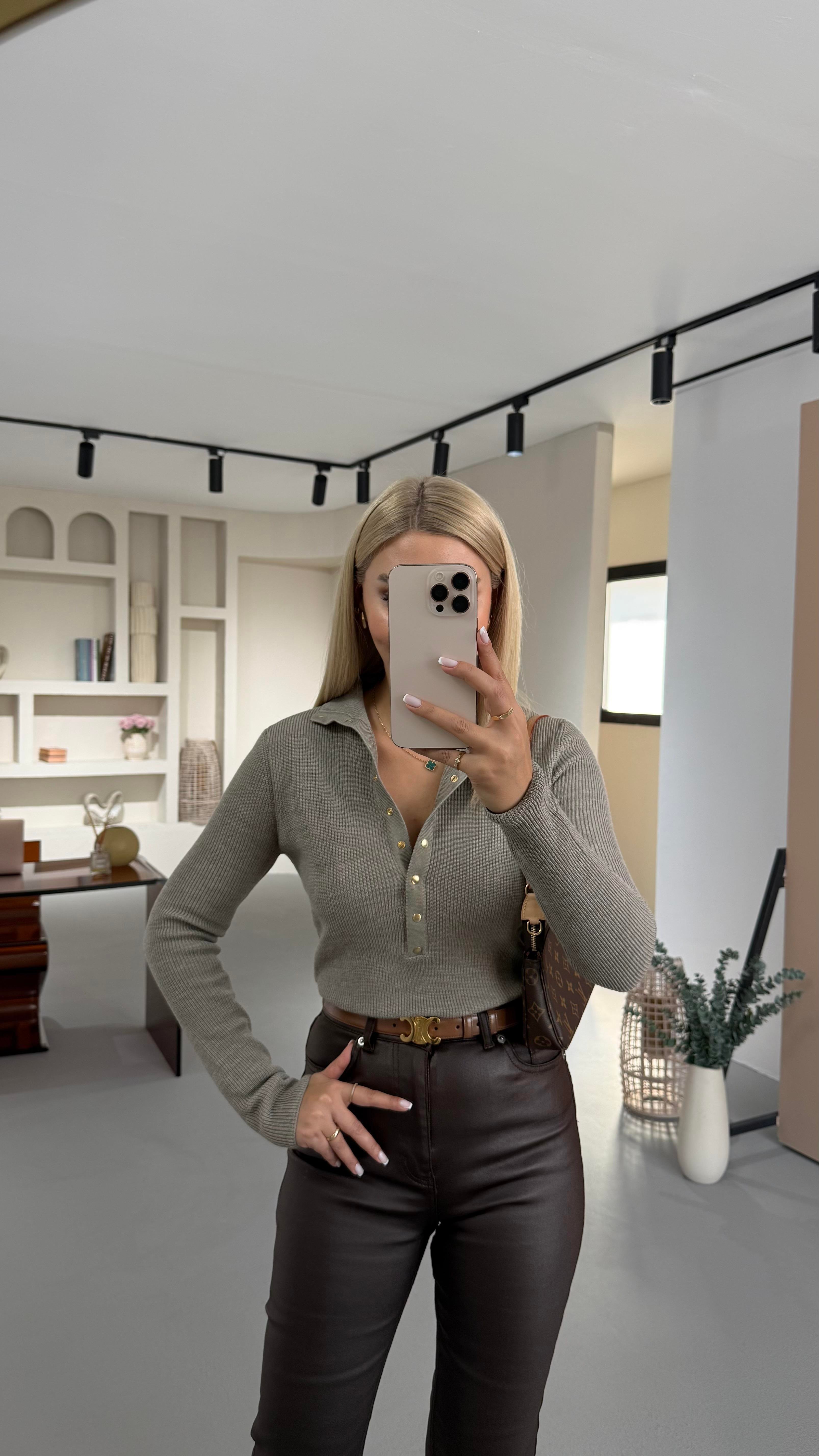 Dik Yaka Pat Düğmeli Vizon Çelik Triko